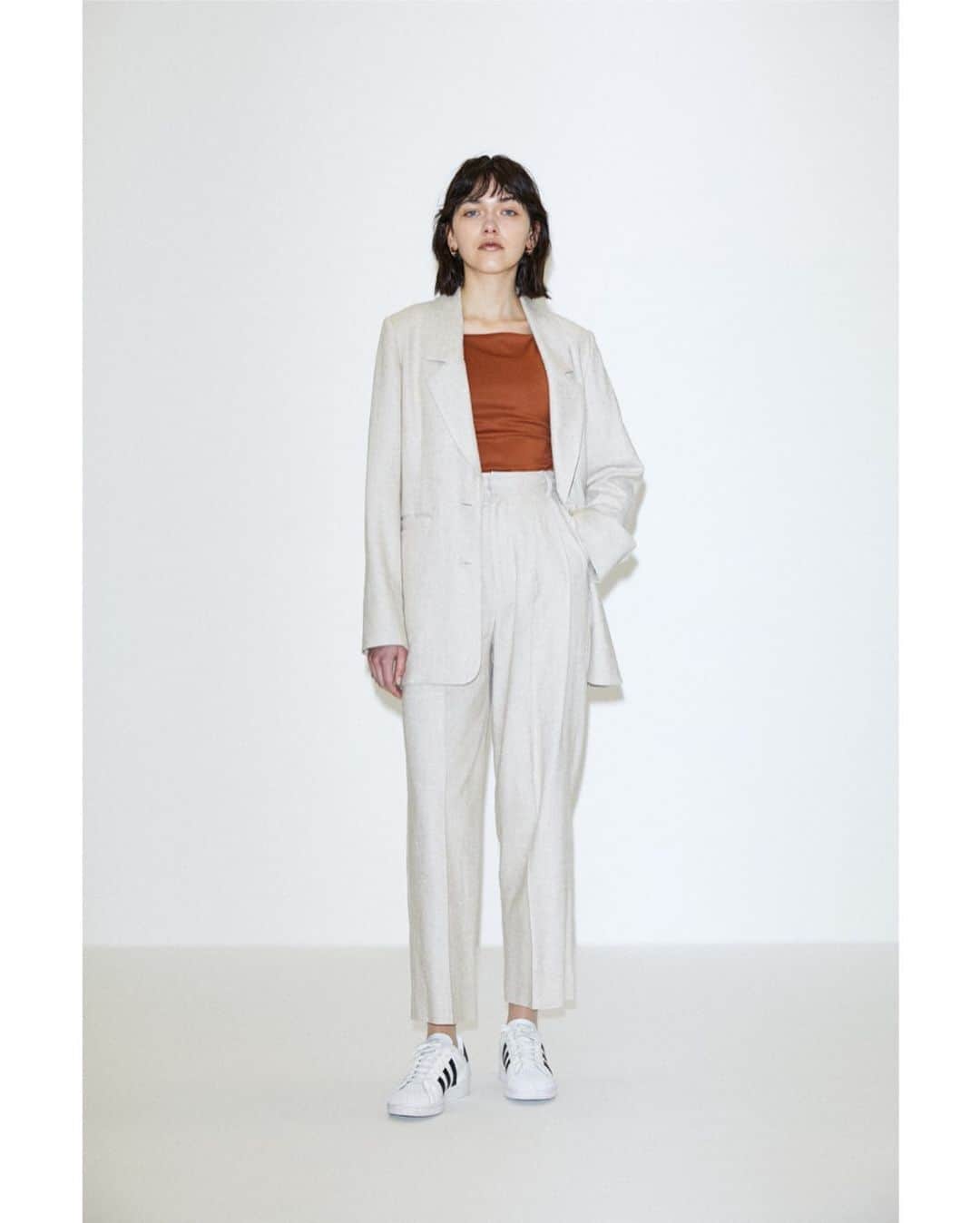 のインスタグラム：「3 Patterns "mix and match" style ■LIGHT SINGLE JACKET(010DSH30-0720) ■LOOSE TAPERED PANTS(010DSH30-0730) SHEL'TTER WEB STOREにて先行予約販売中。 全国のMOUSSY店舗では3月27日(金)より発売予定。 ---------------------------------------- ・GATHER STRAP CAMISOLE(010DS380-0110) ・TINY HOOP EARRINGS(010DSH50-0760) ---------------------------------------- #MOUSSY #MOUSSYCapsuleCollection」