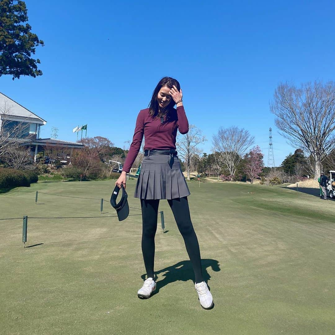 佐野真彩さんのインスタグラム写真 - (佐野真彩Instagram)「ゴルフ⛳️ スイングを修正しているのですが、前半は何が正しいスイングなのか忘れちゃってて迷走してました😰笑 . あすかちゃんが更に上手くなっていて羨ましかったです🥺✨ 5月に　#サノマヤカップ　（ @sanomayacup ）を開催する予定なので、引き続きコソ練は続けます。 . . さて、週末はお家で過ごすのでミクチャ配信します☺️時間などはまた⭐︎ . ☑︎今発売中の　#LEON にインタビューが掲載されています。 チェックしてみてくださいね🏌️‍♀️ . . golf wear▷ @j.jane_japan #j_jane . . . . #カレドニアンゴルフクラブ #ゴルフ女子　#ゴルフ　#golf #スイング動画 #golfwear #ゴルフウェア　#冬ゴルフ　#焼き肉　#虎の穴　#ハラミ好き  #佐野真彩　#長身女子　#171センチ　#ポニーテール　#外出自粛　#コロナ　#ミクチャ　#サノマヤゴルフ」3月26日 12時04分 - sano.maya