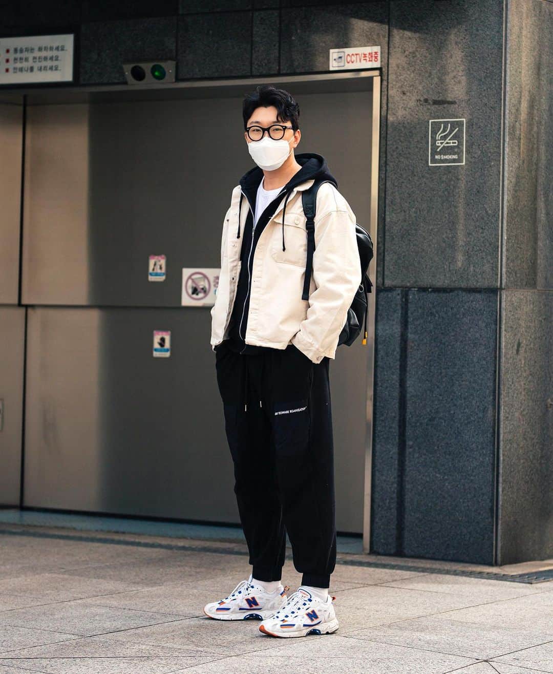 가로수길 , Seoulのインスタグラム：「Thx @nblifestyle_kr 📸 by @1eejungmu  내가 사진 찍히는건 너무 어색해🤣 새 신발 신고 열심히 촬영 해야지 #뉴발란스827」