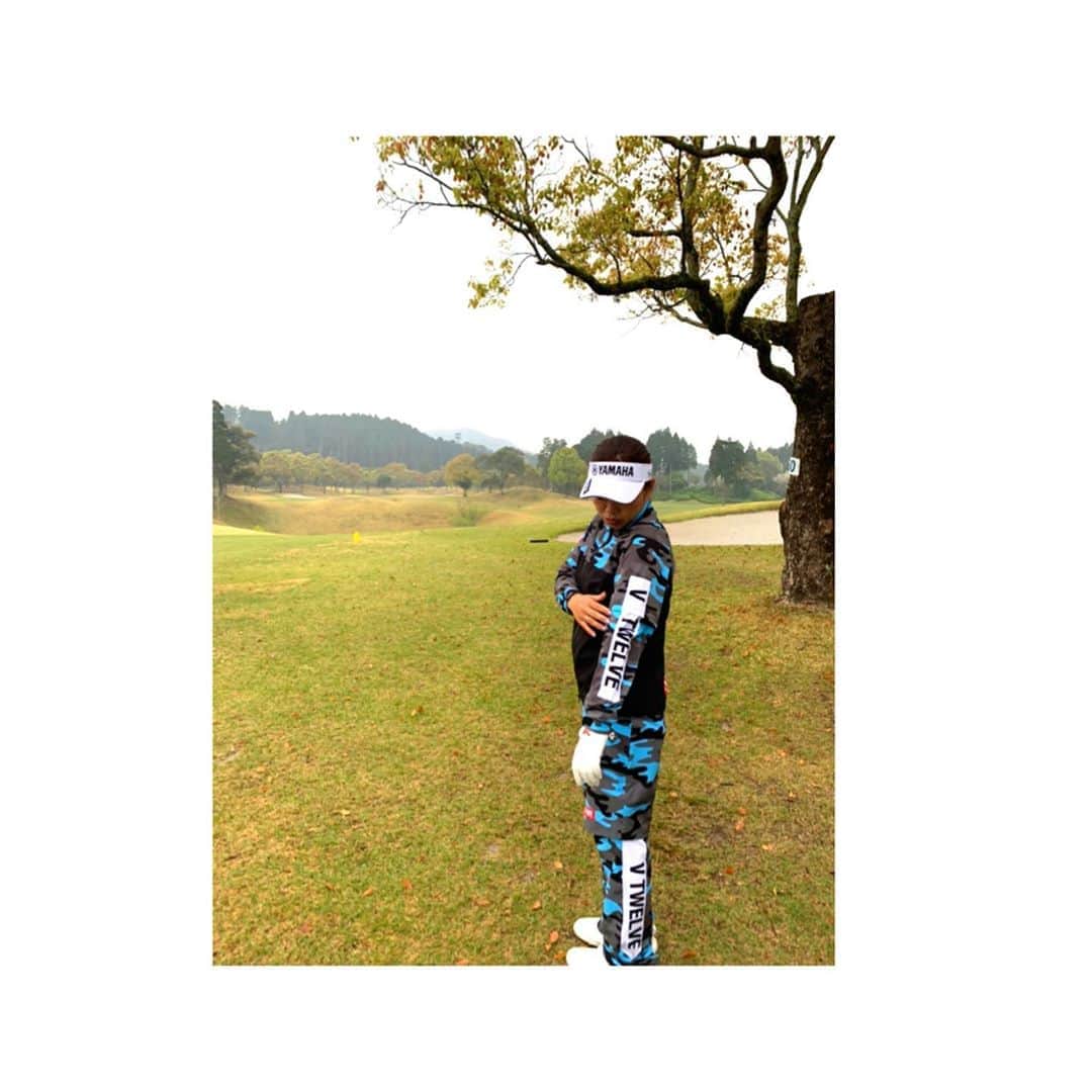 篠原まりあのインスタグラム：「__________ . . 世界中がコロナで大変ですね 😫 . いつ開幕するのかわからないなかで 調整していくのは難しいです … . . 今日は雨だったので @v12golf_official さんの レインウェア着ました !! . 動きやすくて派手でかわいい🤍. みなさんチェックしてください👉🏼👉🏼 .」