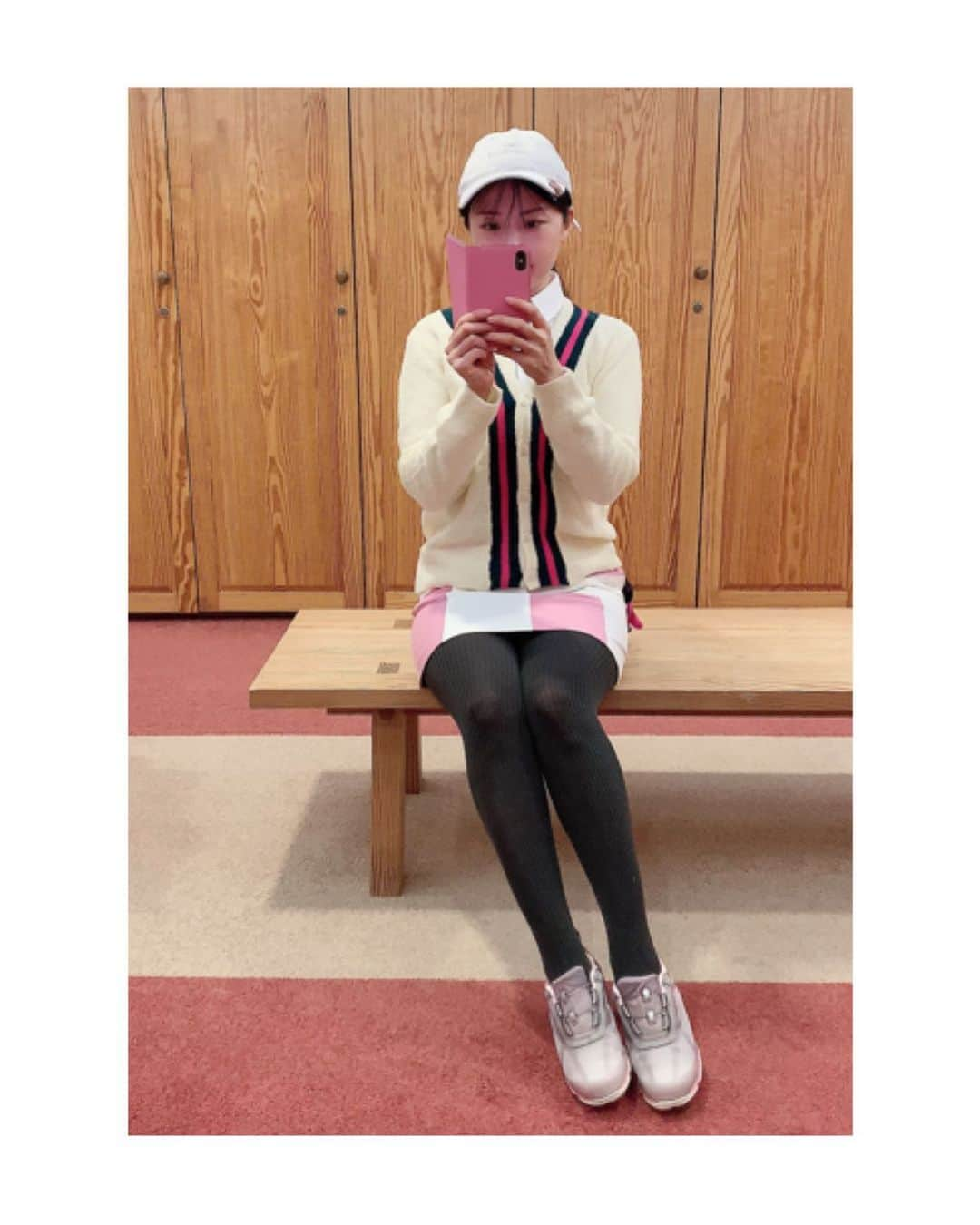 川村亜紀さんのインスタグラム写真 - (川村亜紀Instagram)「先日のゴルフ⛳️ この日の関東はまだ寒かったので、 @junandrope のニットタイツを履いてしっかり防寒しました。 こちらのスカートも暖かさを逃さないお素材だそうです。 緑に囲まれてするゴルフは、心身ともにリフレッシュできるいい機会です。  #golf #golfround #playgolf #golfisfun #golfwearcordinate #instagolf  #pearlygates #junandrope  #ゴルフ女子 #ゴルフウェアコーディネート  #パーリーゲイツ #ジュンアンドロペ #毎月ラウンド #行けたらいいな  #ラウンド数 を #増やして #上達するのみ #日よけ対策 #大切 #日焼け対策して楽しむ #アンダーウェアの下にも日焼け止め #⛳️ #🏌🏻‍♀️」3月26日 12時26分 - _aki1015_