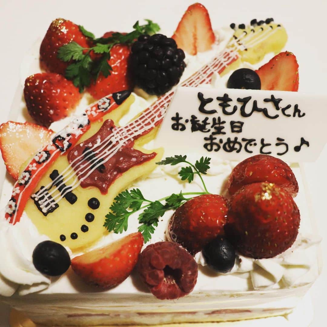 OKP-STARさんのインスタグラム写真 - (OKP-STARInstagram)「俺の白のベース、アレバコッポロ の5弦ベースを忠実に再現したケーキいただきましたﾍﾞﾝﾍﾞﾝ!!!🎸⚡️⚡️昨日食べちゃったけど。 ありがとう🎂🎂🎂 #ハピバおれ #bass #allevacoppolo  #cake」3月26日 12時27分 - okp_bassman