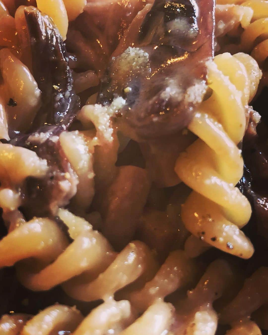 Baekさんのインスタグラム写真 - (BaekInstagram)「ニュースをみたら毎日新しい情報が出ていて、不安になったり。 仕事と予定がある時以外は家にいるようにしている。 でもいまはだからこそ家の中でできるものとか、いままでできなかったことを楽しむようにしています！ 今日の朝はこの一か月かん集めていた色んなお花や草たちのたねを植えました。 全部ランダムでおみくじみたいに混ぜてどこから何のはながでてくるか楽しみにしたいーと思って全部混ぜたらふりかけみたいになっていた。 植物の種ってこんなに色んな形といろをしてるんですね。 大変な時期もあるけどそんな時期の後には絶対楽しくて明るい時期が来るから、それを楽しみに毎日を！」3月26日 12時30分 - baek1030