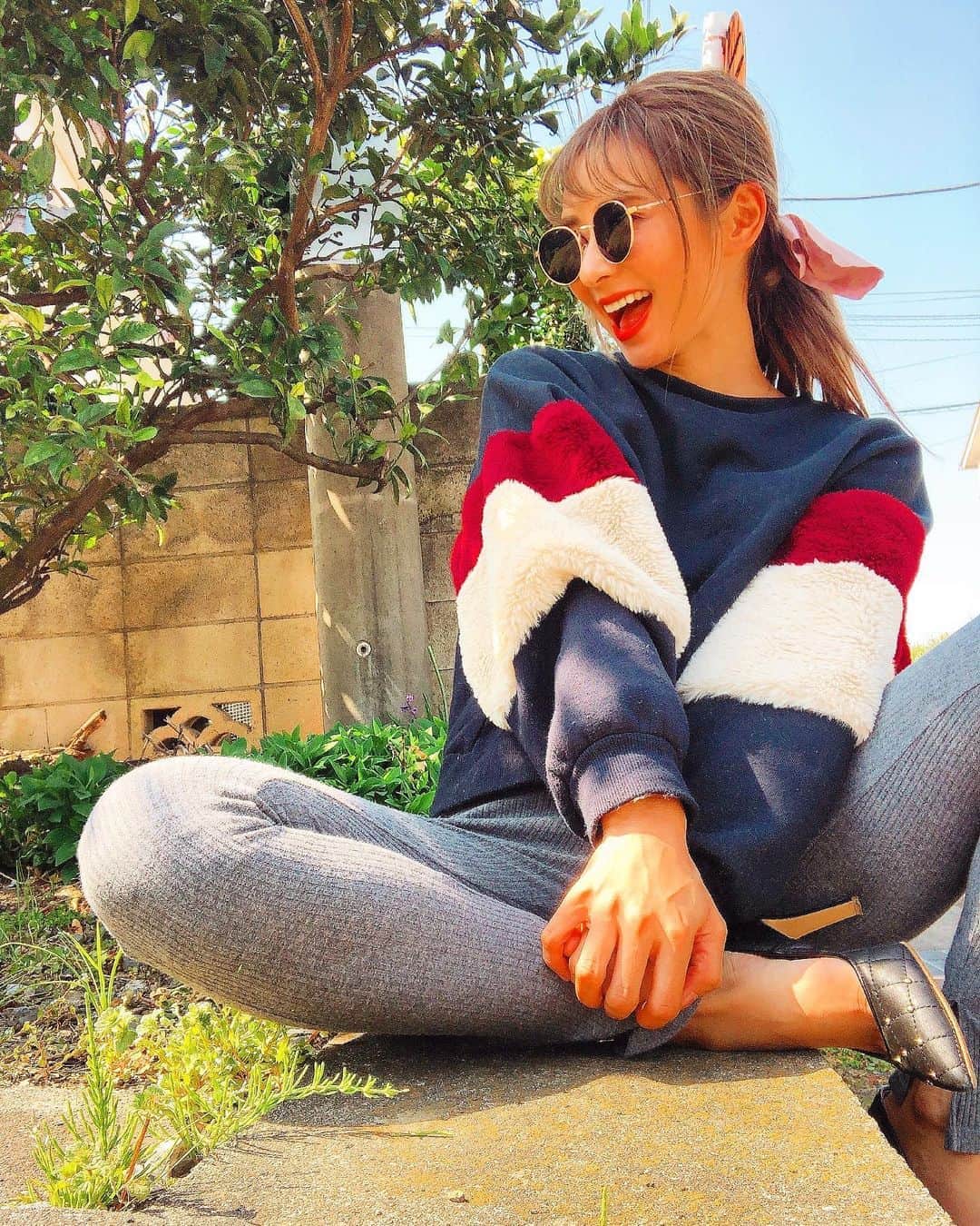 古澤未来のインスタグラム：「今日も骨盤締めて仕事の休憩🙈 はやく足のマッサージしたい！！ 服装は動きやすいカッコじゃないとだめだからレギンス！！ その下に骨盤ショーツはいてるけど おしりがあがってるからいっか！笑  髪はスリーコインズのリボン🎀  よし、午後もがんばるぜ！！ #very #very世代 #3coins #仕事がんばる系女子 #仕事コーデ」
