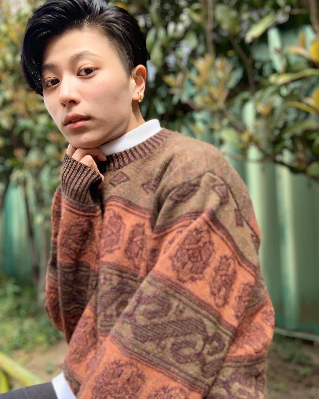 春川芽生のインスタグラム：「刈り上げてから選べるほど服なくて時短。🥦笑 . . . . . #被写体#ポートレート#私服#古着#メンズライク#ジェンダーレス#中性#ショートカット#ショートヘア#刈り上げ#ツーブロック#黒髪ショート#ピクシーカット#fashion#mensfashion#ootd#hair#snap#instalike#instagood#genderless」