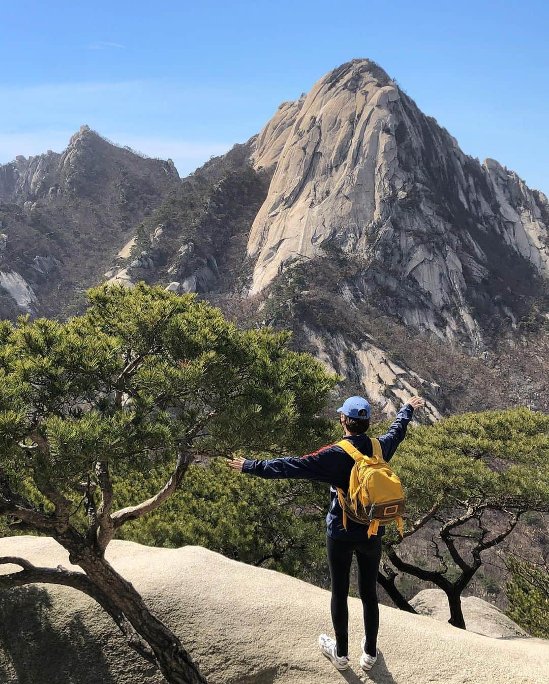 ペ・ダビンのインスタグラム：「#등산  면역력 레벨업🙋🏻‍♀️」