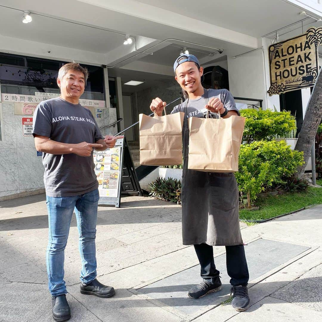 マキ・コニクソンさんのインスタグラム写真 - (マキ・コニクソンInstagram)「Aloha Steak Houseも頑張ってます！💪🏼ケニー&シェフ圭吾君が外で待っててくれました！頑張れ！頑張れ！今日はリブアイとテンダーロインとデミチーズパーグとマッシュポテトをオーダーしました！ 今ディスカウント期間だからお得ですよ！👍🏼私とCCの2人なんだけど多めに頼んでしまった。😅いつまでテイクアウト出来るか分からないけどまだまだサポートし続けます！💪🏼 #頑張れロコレストラン💪🏼 #頑張れハワイ！#頑張れ世界🌏」3月26日 13時06分 - makikonikson