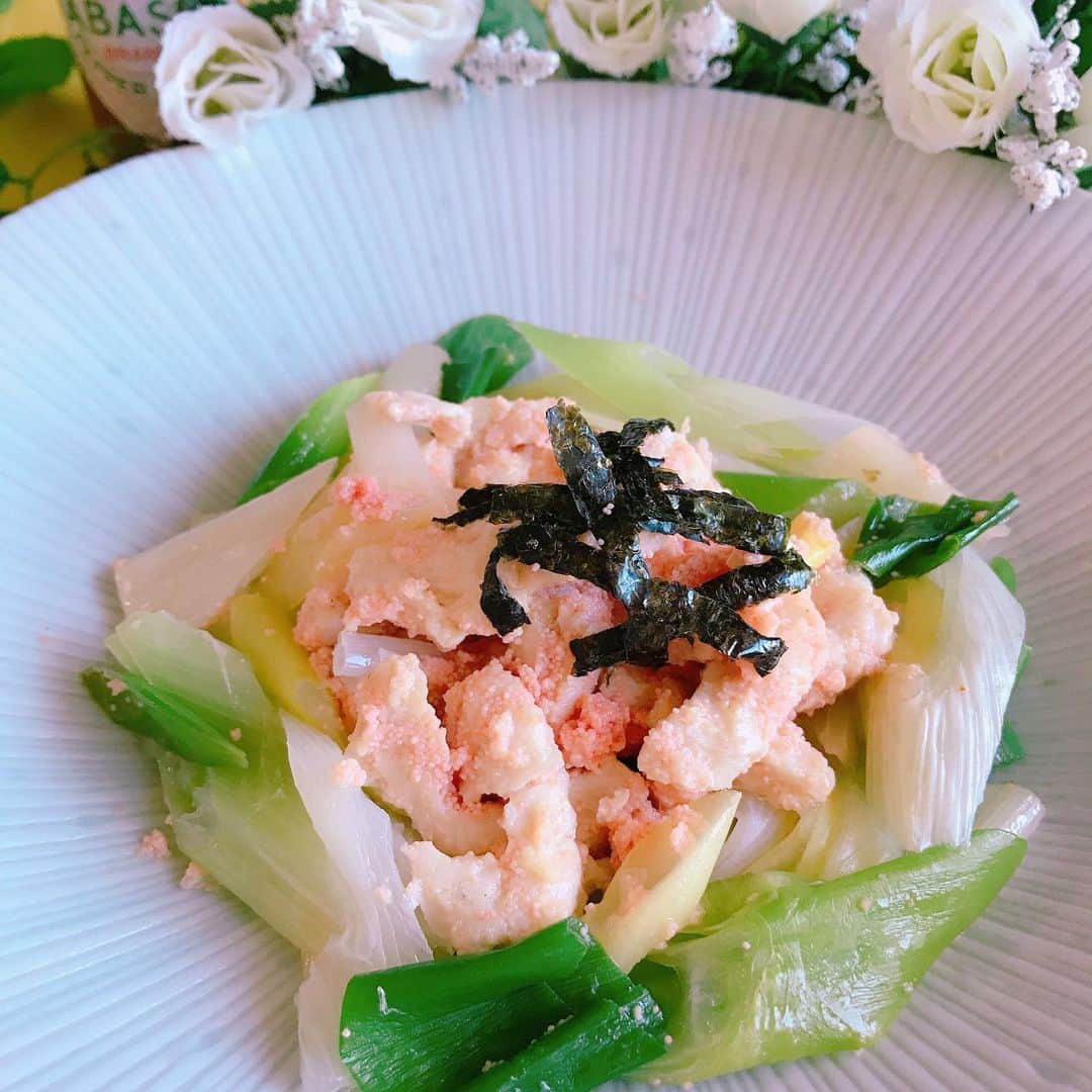 のインスタグラム：「【ラクチンだけど栄養満点！野菜の簡単レシピ】野菜ソムリエSANAの“ワンタッパレシピ”！﻿ 食材の全てを１個のタッパに入れて、﻿ 電子レンジ加熱するだけ！お鍋は不要です！﻿ 食べたい時にレンチンするので、﻿ いつでも出来立てを食べられます♪﻿ これなら食事時間がバラバラでも平気ですね！﻿ ﻿ ◆ワンタッパレシピ◆﻿ 【ささみと長ネギの明太あえ】﻿ 少しずつ春の気配ですね。﻿ 休日や春休みランチに便利な﻿ 簡単レシピをご紹介します！﻿ 低カロリー高たんぱくの代表選手「ささみ」﻿ ダイエット中にタンパク質が不足すると、﻿ 代謝が弱まり、肌にハリがなくなりがちです。﻿ 鶏肉と相性のよい長ネギを﻿ 丸々1本食べられるレシピで、﻿ 冬にたまった疲れと脂肪を減らしましょう！﻿ パスタや丼ぶりにしても美味しい1品です。﻿ ﻿ <材料（1人分）>﻿ 鶏ささみ…１本50g﻿ 長ネギ…１本100g﻿ 明太子…20g﻿ マヨネーズ…大さじ1﻿ きざみ海苔…少々﻿ 醤油…適宜﻿ ﻿ ①　鶏ささみは筋をとって細かく切り、長ネギは斜め切りする﻿ ②　タッパに鶏ささみ・マヨネーズ・明太子を入れて混ぜ、長ネギを上にのせる﻿ ③　ふんわりとラップをして、電子レンジ600w　約3分加熱する﻿ ④　皿に盛り、お好みで醤油をかける﻿ ﻿ ★電子レンジ使用可のタッパをご利用ください﻿ ﻿ その他のリクルートの投稿はこちら👉 @recruit___official﻿ ﻿ #RECRUIT﻿ －﻿ #つくりおき #家ごはん #デリスタグラム #簡単レシピ #野菜たっぷり #お家ごはん #レシピ #豊かな食卓 #昼ごはん #献立 #うちごはん #家庭料理 #晩御飯 #デリスタグラマー #夕食 #夜ごはん #晩ごはん #クッキングラム #おうちごはん #栄養 #栄養満点 #ささみ #ネギ #明太子 #低カロリー #レンチン #簡単ご飯 #つくおき」