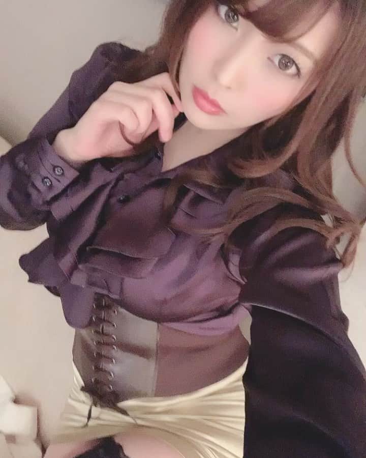 新村あかりのインスタグラム：「チラッとね」