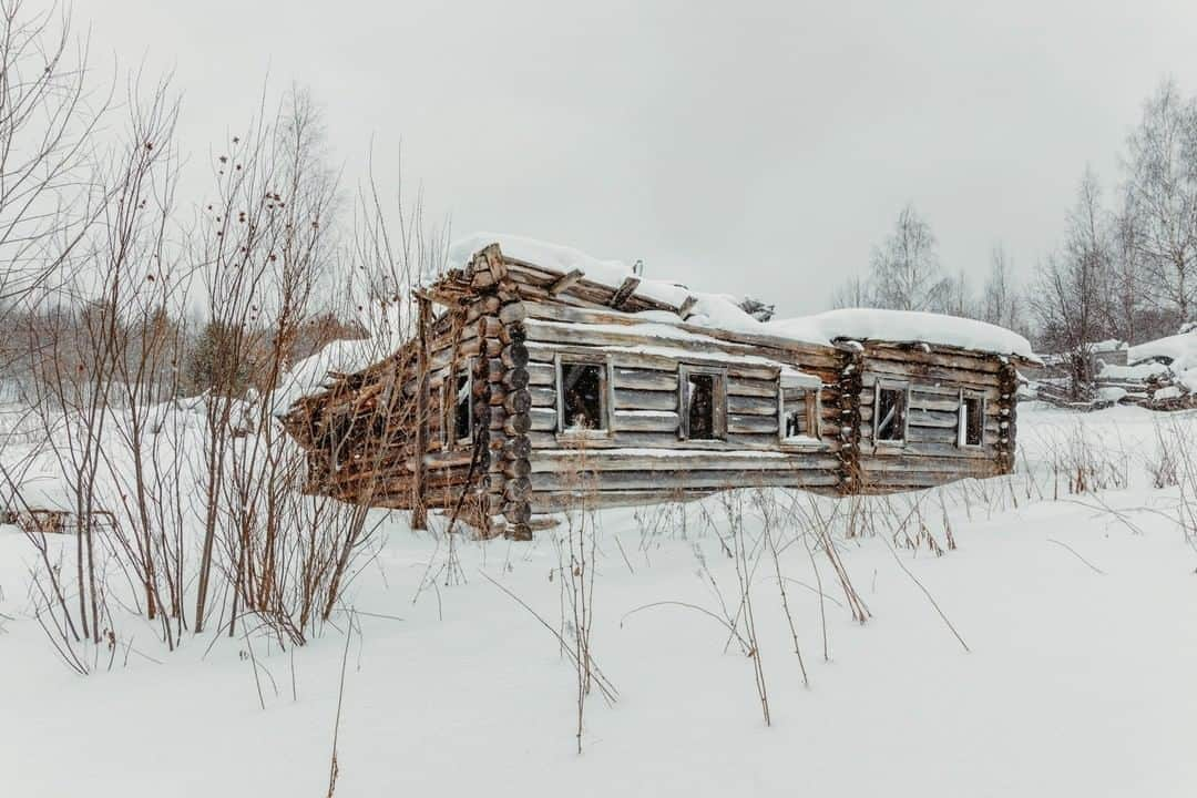 National Geographic Travelさんのインスタグラム写真 - (National Geographic TravelInstagram)「Photo by @paoloverzone | The abandoned Pegrema village in Russia’s Karelia region is situated along Lake Onega. I remember the magical feeling of this place while visiting during a snowstorm.  Follow @paoloverzone for more images and stories. #Pegrema #Karelia #Russia」3月26日 13時10分 - natgeotravel