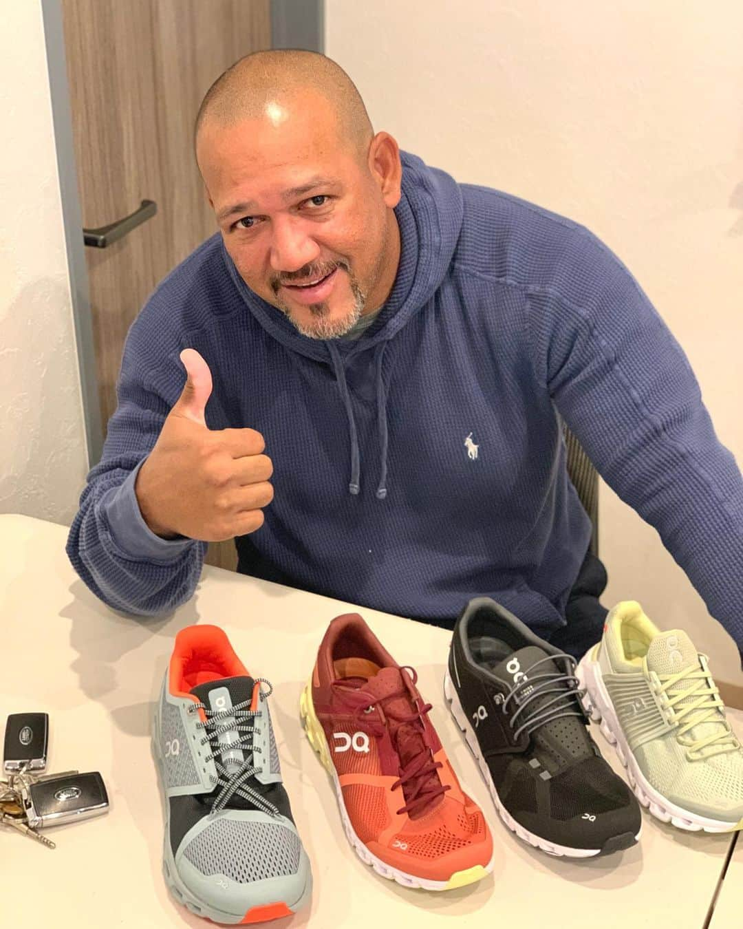 アレックス・ラミレスさんのインスタグラム写真 - (アレックス・ラミレスInstagram)「Hello everyone!! I am trying to pick up some running shoes from @on.japan what color you guys recommend? Please leave your comment here! Thank you!! #nice #looking #and #confortable #shoes #please #choose #a #nice #color #for #me #runonclouds #onfriends #onrunning #landroverjapan」3月26日 13時10分 - ramichan3