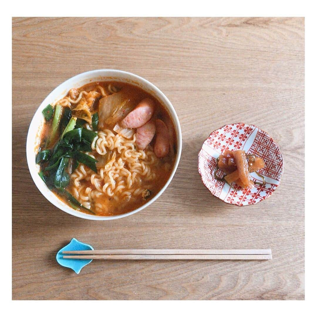 船曳ひろみさんのインスタグラム写真 - (船曳ひろみInstagram)「辛ラーメンにニラとソーセージを 入れてプデチゲっぽく ほんとは卵も入ってるんだけどお鍋から 移すときに下にいってしまった〜🥚 #Piごはん🍴　#辛ラーメン  #おうちごはん」3月26日 13時11分 - hiromi_funabiki