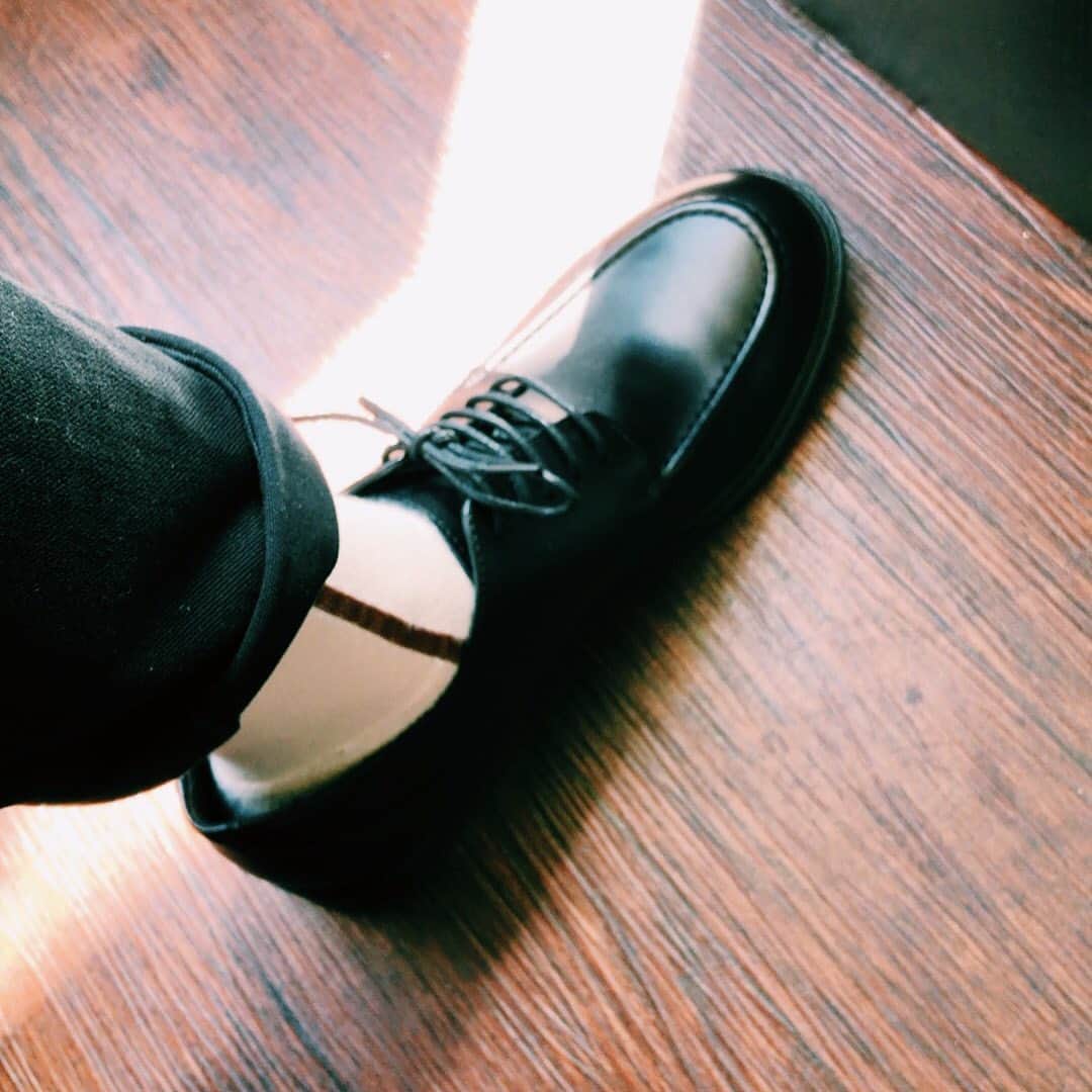 竹下健人さんのインスタグラム写真 - (竹下健人Instagram)「new shoes :)﻿ ﻿ 昔マネージャーさんからいただいた革靴が﻿ 限界を越えたので新しい靴を買いました。﻿ ﻿ とはいえ高いものは買えないので﻿ リーズナブルで形が綺麗なモノを。﻿ ﻿ 革靴って緊張する﻿ 大事に履かなきゃ。﻿ ﻿ #shoes﻿ #casperjohn﻿ #ootd #spring」3月26日 13時24分 - tkst_knt