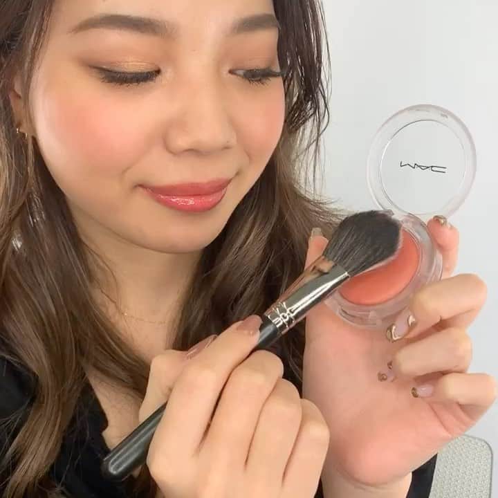 M∙A∙C Cosmetics Japanのインスタグラム：「【いよいよ明日発売！】﻿ 弾力のある新感覚テクスチャーのチーク、﻿グロープレイ ブラッシュが新登場！﻿ ㅤ﻿ ペタルピンク カラーの[グランド]で﻿フレッシュで明るい印象へ✨﻿ 仕上がりは2枚目をチェック👉ㅤ﻿ ㅤㅤ﻿ㅤ ㅤ﻿ㅤ *3月27日(金) 公式オンラインショップ＆全国発売﻿  ㅤ﻿ㅤ  ㅤ﻿ㅤ MODEL:﻿ M·A·C ARTIST SAYORI NISHIMURA @mac_tckw﻿ ㅤㅤ﻿ㅤ #MACGlowPlay﻿ #MACグロープレイブラッシュ﻿ ㅤㅤ﻿ㅤ #MACCosmeticsJapan #MACCosmetics #MAC #MACコスメ #コスメ #メイク #化粧品 #デパコス #コスメ部 #コスメ好きさんと繋がりたい #コスメ紹介 #おすすめコスメ #新作コスメ #春メイク #春コスメ #ピンクメイク #チーク #クリームチーク #ピンクチーク #オレンジチーク #ベージュチーク #コーラルチーク #血色 #血色感 #トレンド #トレンドメイク #macglowplayblush」