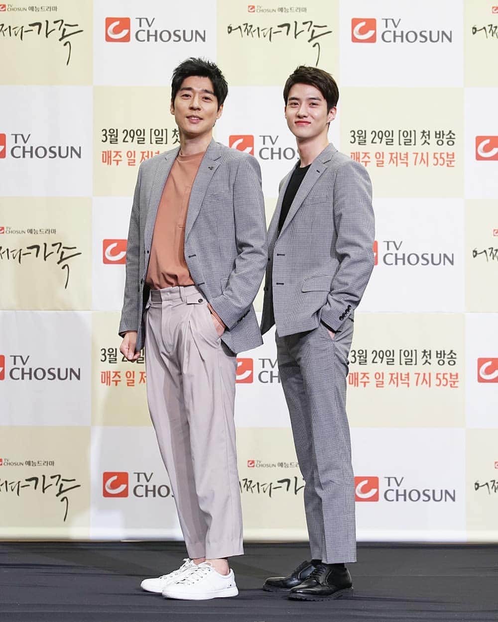 ソ・ジソクのインスタグラム：「#어쩌다가족 일케 똑같은옷 입고오기~있기.없기? 너 덕분에 나도 나름 괜춚네^^ #여원 #펜타곤」