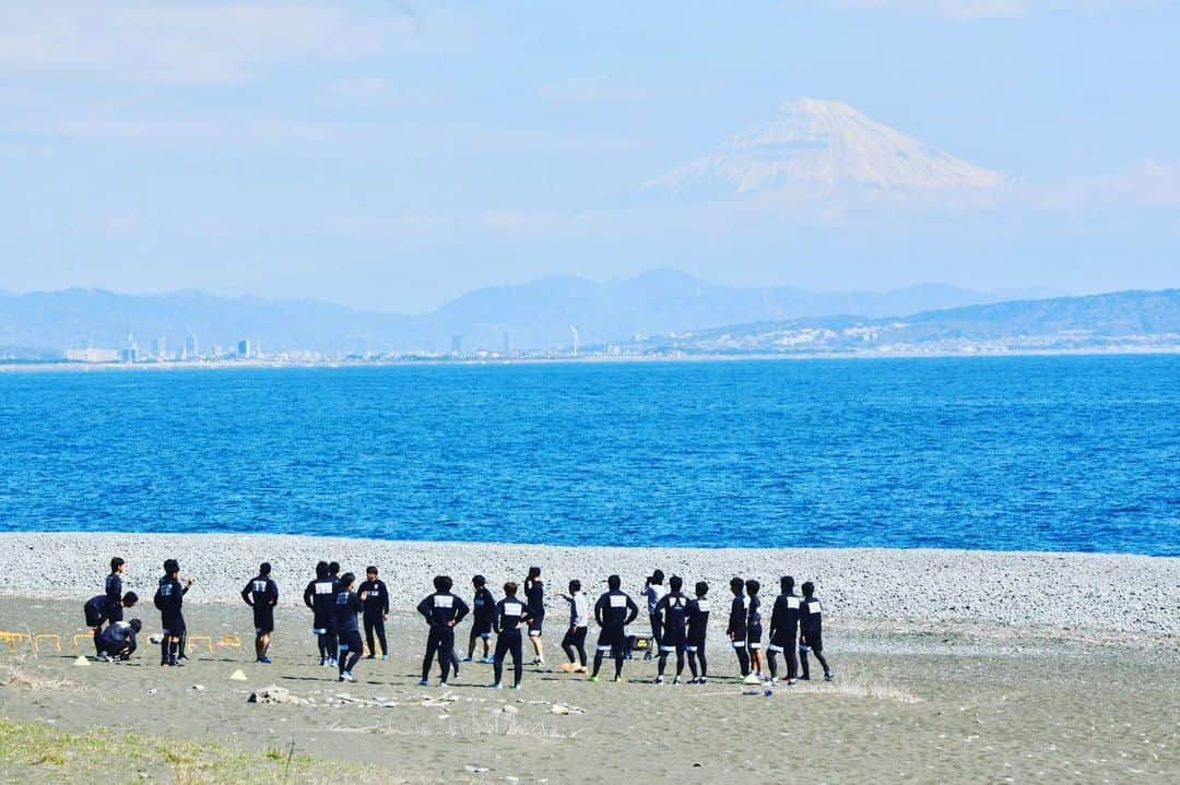 水野泰輔さんのインスタグラム写真 - (水野泰輔Instagram)「富士山の見える浜辺で 砂浜トレーニング🗻🏃‍♂️💨 開幕がさらに延期になりましたがモチベーションを保ってみんなで頑張ってます！」3月26日 13時50分 - mizunotaisuke_official