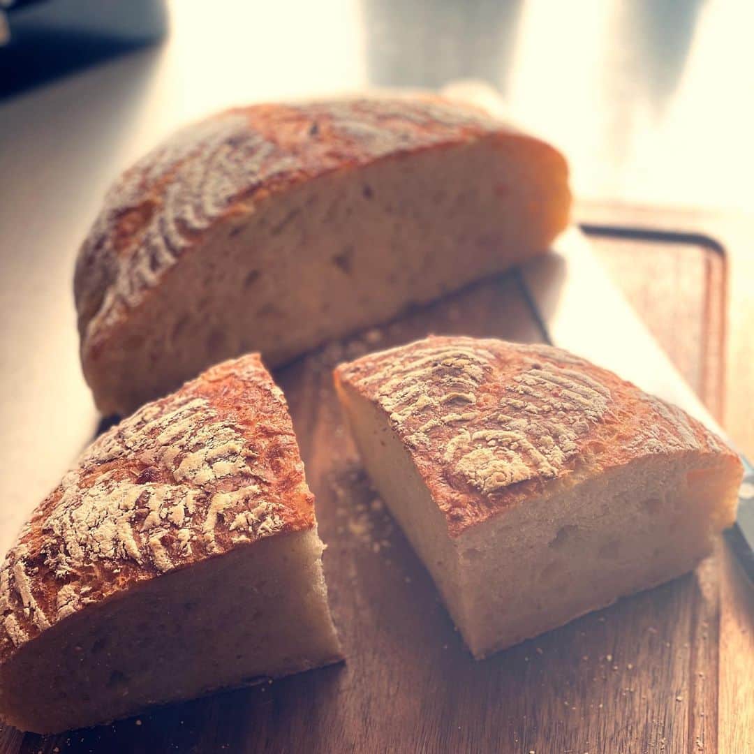 早見優さんのインスタグラム写真 - (早見優Instagram)「Made sourdough bread with cheddar cheese  #sourdough #サワードー #手作りパン」3月26日 13時50分 - yuyuhayami