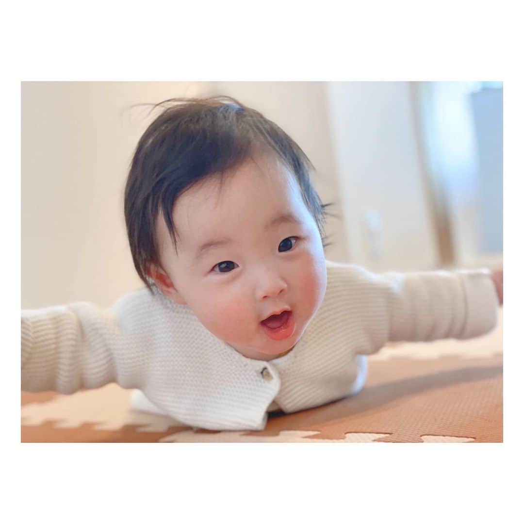 菊井彰子さんのインスタグラム写真 - (菊井彰子Instagram)「生後6ヶ月お気に入り写真🤳 少し前に星野リゾートリゾナーレ熱海に温泉旅行に🏖 ベビースイートという部屋が本当に凄くて旅行となれば本当に荷物の多い今の時期ですが、オムツとミルクと哺乳瓶くらいのちょっとそこまで準備さえ持てばあとは何も入らない！って言っても過言じゃないくらいのお部屋の常備品でした👏（一番びっくりしたのは部屋にSTOKKEのベビーカーまであったこと） 遊ぶ場所もプールやキッズルーム、森のテラスや砂浜のカフェなどたっくさんあって大人も大満足👶夕食は娘を託児所に預けてゆっくり堪能できるという完璧さ♩ 時期的に難しいかもしれませんが子供がいるご家族みなさんにリフレッシュでほんとーにおすすめ🤣写真撮れる映えスポットがいっぱいあるので誰かさんみたいに温泉に入るだけだしとおもってスッピン＆部屋着で行かない方がいいですよ笑🙋‍♀️ #家族旅行  #リゾナーレ熱海  #星野リゾート熱海  #温泉旅行 #赤ちゃんと温泉旅行  #生後6ヶ月 #生後7ヶ月  #女の子ベビー  #女の子ママ #noeul専属モデル応募  #noeulモニターモデル応募 #noeul」3月26日 13時44分 - yanakiku_kiku