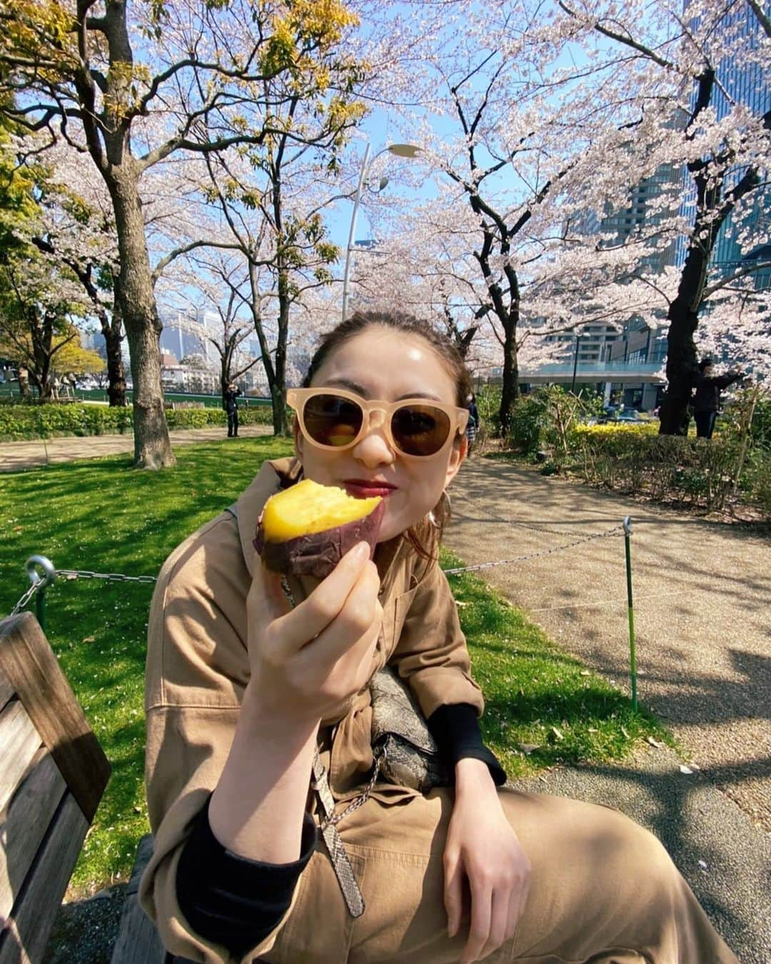 宮坂灯里さんのインスタグラム写真 - (宮坂灯里Instagram)「とても幸せ🌸 #お花見#桜#春#天気いい#幸せ#焼き芋#最高#happy#spring #haveaniceday !」3月26日 13時56分 - m.akari27