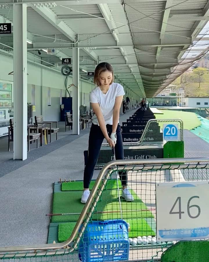 鶴岡果恋のインスタグラム：「. ここ最近天気がよくて半袖で 練習できるの嬉しい🥰 打つときたまに笑う癖が治らない😅 変なひと…¿ UT23度の前方スイングと i8の後方スイング  #ゴルフ　#タイトリスト　#スイング動画 #女子ゴルフ　#フットジョイ」