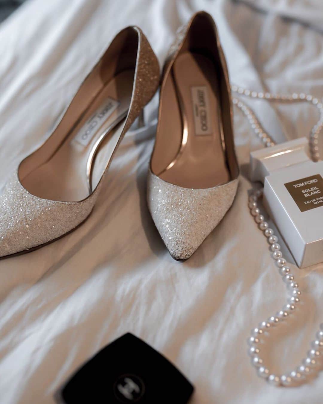 紺谷みえこのインスタグラム：「サンダルの季節👠 風が頬をなでるように 風が足をなでてくれた日 ・ 季節の変わり目って いつも愛おしいなぁ ・ #春支度　#サンダル　#サンダルコーデ　＃大人コーデ　#ジミーチュウ　#ヒール　#女優　#モデル　#ジミーチュウ　＃トムフォード　spring  #heels #fashion #model #likes #japanese #actress #mode#jimmychoo  #tomford」