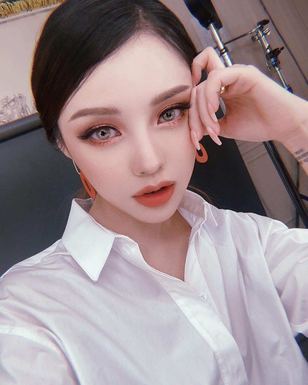 ポニーのインスタグラム：「오늘 여러분들이랑 소소하게 담소 많이 나누고 싶었는데 뭔가 소통도 못하고 혼자 주저리 한 것 같아서 나는 쪼꿈 속상하다...😢 그런데 저장된 라이브로 보니까 여러분 댓글이 제대로 바로바로 보여! 이거라도 보면서 소확행 하고 자야겠어!  오늘 너무 고마워 잘 자!💜」