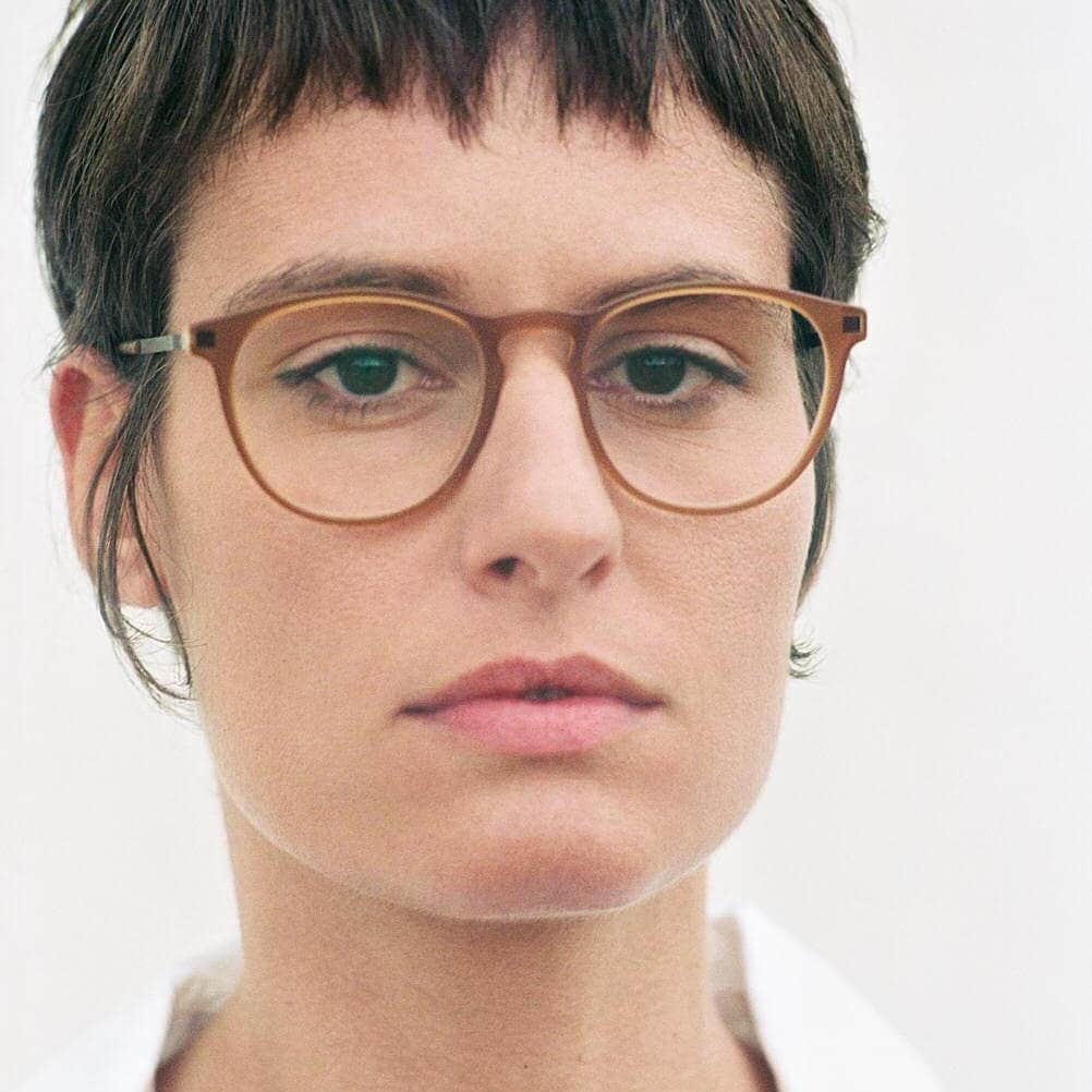 のインスタグラム：「マットカラーが落ち着いた印象を与えるNUKKA Matte Brown/ Moccaです。 Matte color frame makes you look chic and calm.  #MYKITA #eyeglasses」