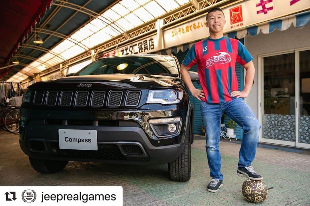 横田陽介のインスタグラム：「I’m very happy to announce that I signed with Jeep this year. So excited to do something together with Jeep. We will make freestyle football culture more enjoyable⚽️ . Jeepのアンバサダーとなりました！. 乗っててワクワクするJeepと一緒に、ワクワクするフリースタイルフットボールカルチャーを作ります！⚽️ しかし、タフでワイルドなJeepと私のキャラクター、ピッタリ過ぎませんか？🤣🤣🤣 . #ballbeat #ballbeatcrew #luzesombra #finta #puma #gstarraw #tachikara #dangshades #yosukeyokota #KBJlife  #Repost @jeeprealgames with @make_repost ・・・ 【Freestyle Football】 . . Jeep × @yosukeyokota . .  Jeep Real Games ＜Freestyle Football＞メンター 横田 陽介さん . . photo by @hamashow_works . . . #JeepRealGames #ThePowerofReal #Jeep #Fineplay #athlete #FreestyleFootball #Freestyle #フリースタイルフットボール #フットボール #スポーツ #アクションスポーツ #アスリート #車好き #アウトドア」