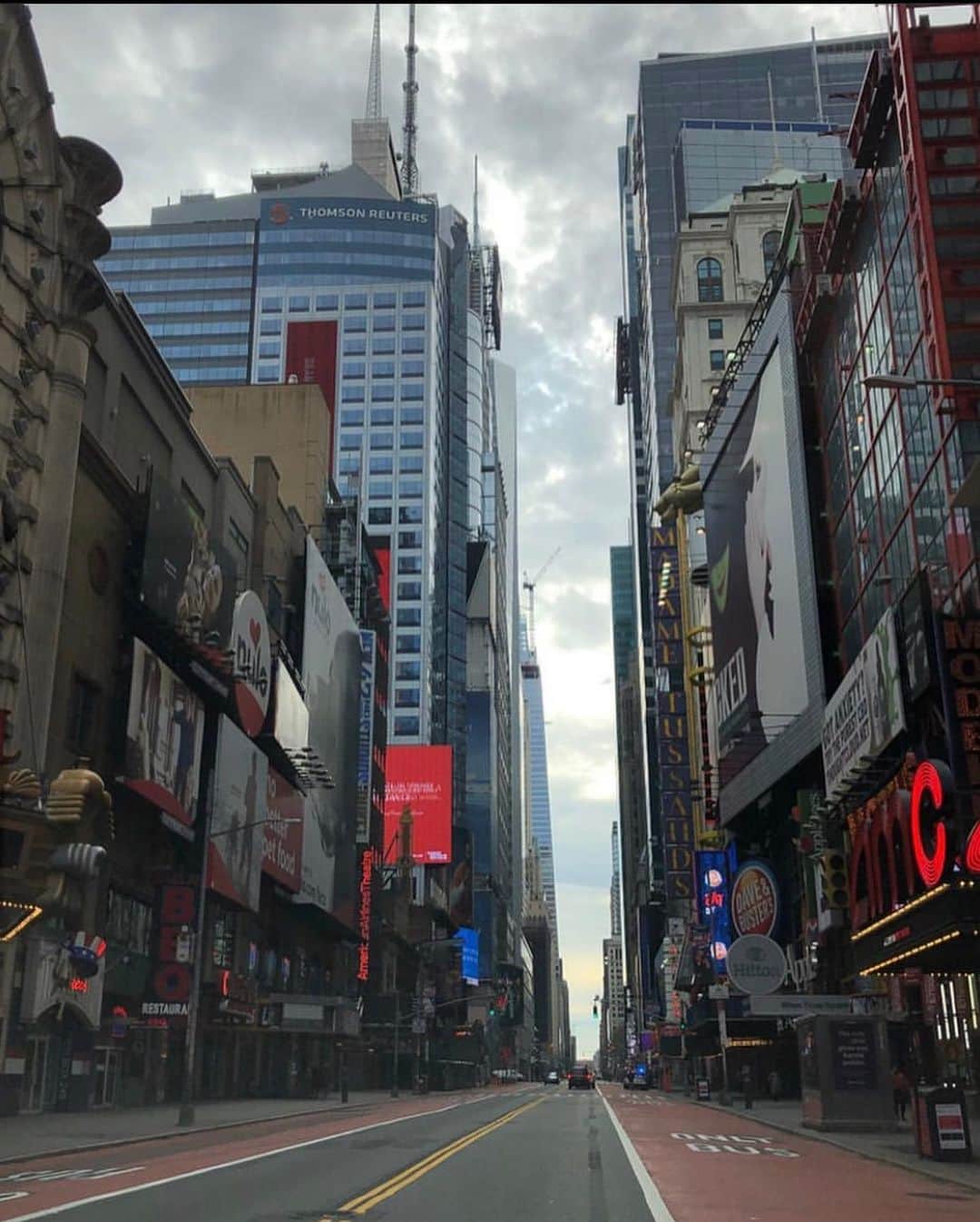 Anna Starodubtsevaさんのインスタグラム写真 - (Anna StarodubtsevaInstagram)「Times Square in March 2020. When I saw the movie “lm a legend” with @willsmith , this was the scariest movie ever for me personally and my biggest fear was to see NY like this. ⠀ I can’t believe that my biggest fear just came true 😳. ⠀ Stay safe guys, let’s all put positive energy out there and pray for this to be over soon. ⠀ I love you , stay strong and positive. ⠀ ⠀ Thank you @vladimir_berger vladimir_berger for sharing this breathtaking video. ⠀ 🇷🇺🇷🇺🇷🇺. Нью-Йорк уже вторую неделю на полном карантине... ⠀ А вы? ⠀ Надеюсь намёк поняли 🙏. ⠀ #карантин #пустойгород #сидитедома #stayhome #imstayinghome #mynyc #bestrong #staypositive #staytogether #wearepowerful #wearetogether」3月26日 23時33分 - anyastar