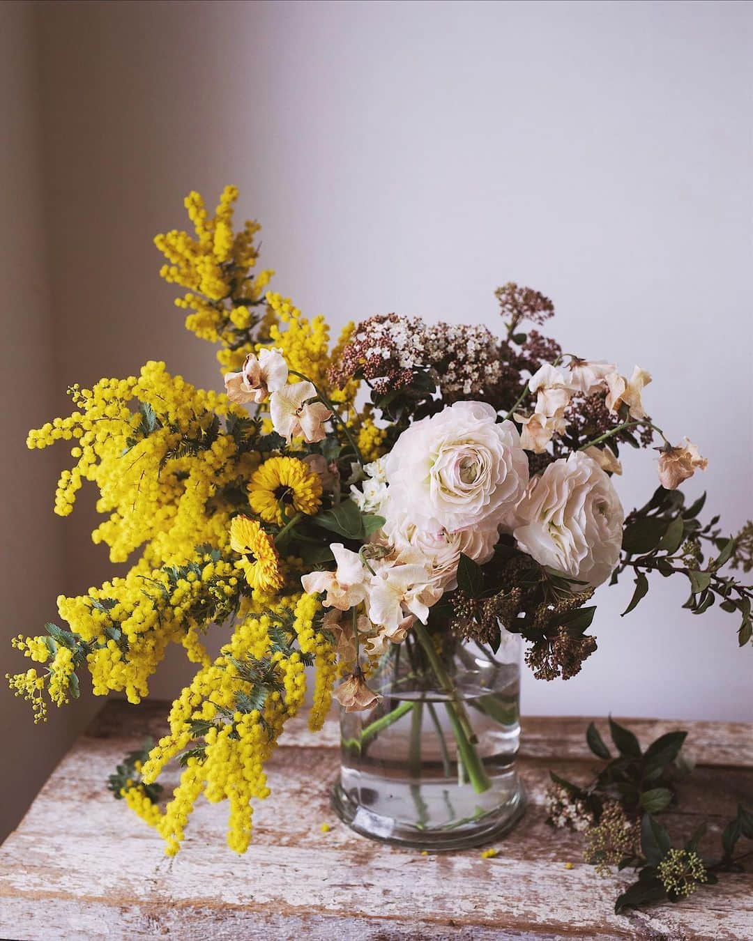 増田由希子さんのインスタグラム写真 - (増田由希子Instagram)「Ranunculus, mimosas and viburnum tinus.  #ranunculus #mimosa #springbouquet 🌱 <NHK文化センター横浜教室生徒の皆様へ> 今週土曜日の講座は、休講となりました。生徒さんの中には、今期最後の方もいらっしゃったかと思います。半年間ご参加ありがとうございました。ご継続の皆様には、来期もどうぞよろしくお願いいたします。 また、青山教室も4月は休講が決定いたしました。春講座は、5月からの開催を予定しておりますので、よろしくお願い申し上げます。※新規申込みもまだ募集しております。 🌱 明朝 3月27日(金)放送の「 ノエビア　ボタニカルライフ」TOKYO FM (80.0MHz) では、ラナンキュラスを特集します。 ※詳細は、HPにてご案内しております。」3月26日 23時33分 - nonihana_