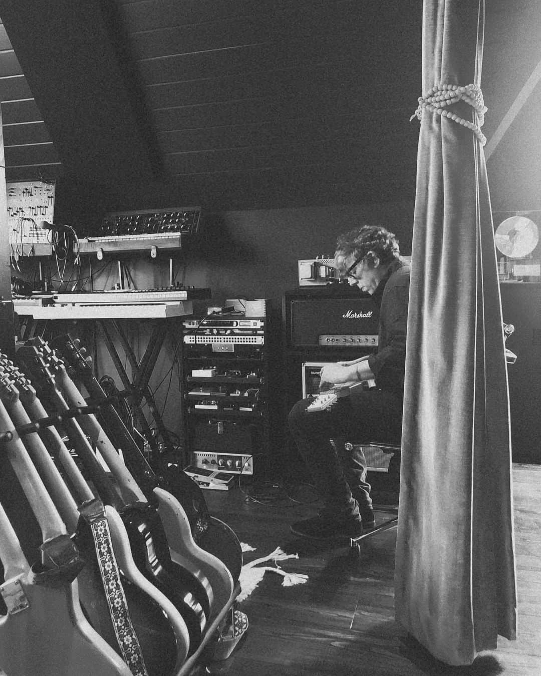 ミシェル・ブランチのインスタグラム：「Yesterday. Patrick playing his uncle Ralph’s lap steel ❤️」