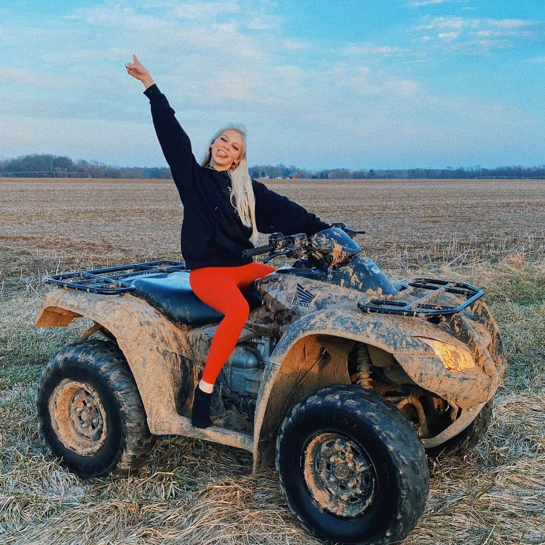 ジョーディン・ジョーンズさんのインスタグラム写真 - (ジョーディン・ジョーンズInstagram)「staying home ain’t that bad when you live on a farm 💛 • how are u guys keeping busy?」3月26日 23時46分 - jordynjones