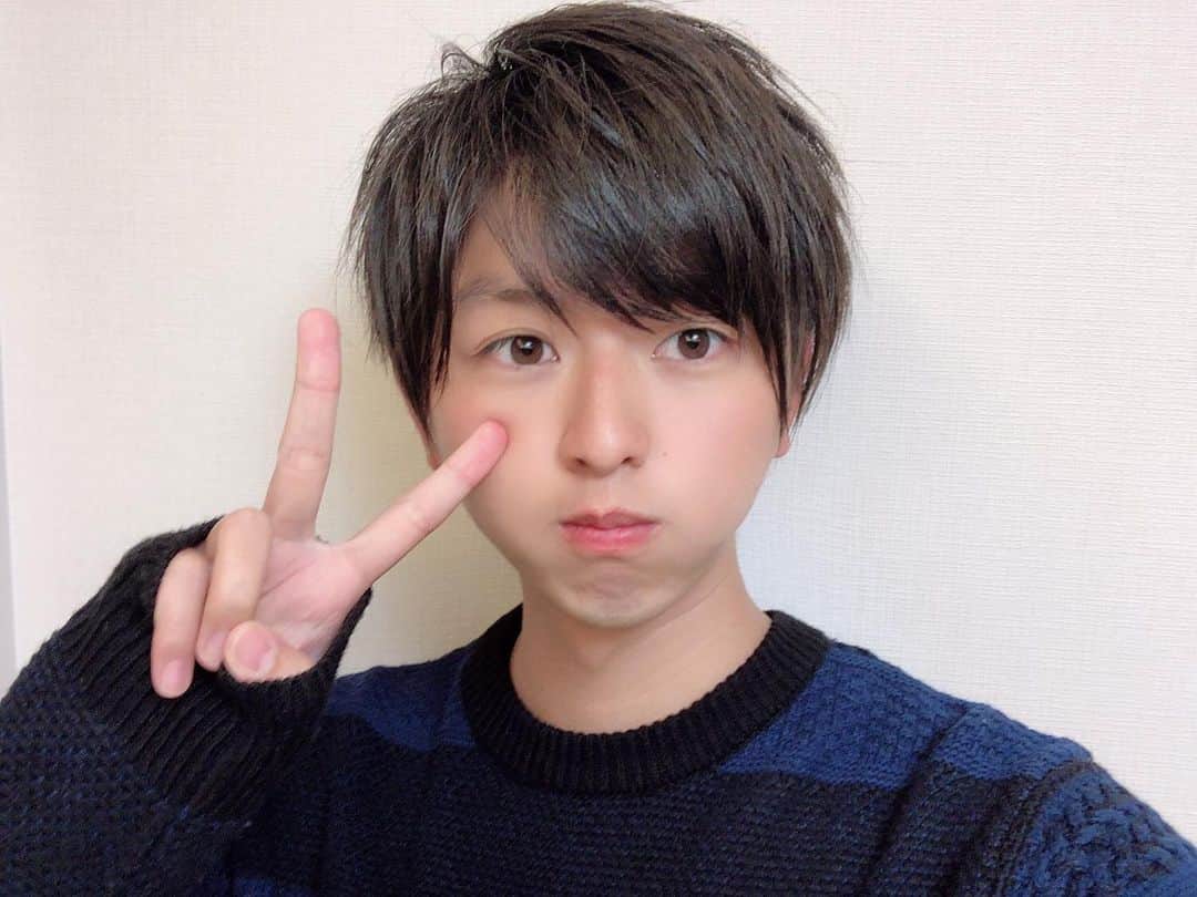 HIROKIのインスタグラム：「なにごとも、ちゃんと言葉にしなきゃなにも伝わらないんだよね。 . . ちゃんと言える人になろう。 . . 毎日キラキララッキーエブリディ ✌️ . . #白桃ピーチよぴぴ  #qyoto #violin #hiroki」