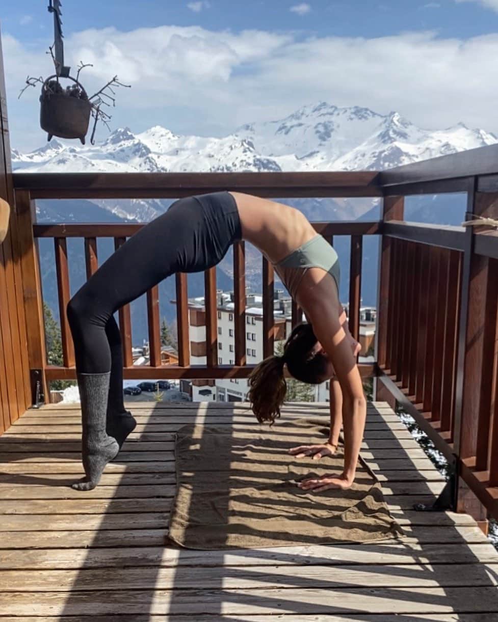 ポーリーヌ・オアロのインスタグラム：「Yoga, running, working, cooking, sleeping... Repeat. 🦦」