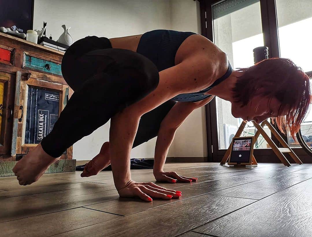 ニコーレ・デラ・モニカのインスタグラム：「The secret not to get bored in this quarantine is to set a daily plan and do everything you put in It!  #iostoacasa #istayhome #quarantine #newthings #yoga #thecrow #dailyplanner #instadaily #instagood」