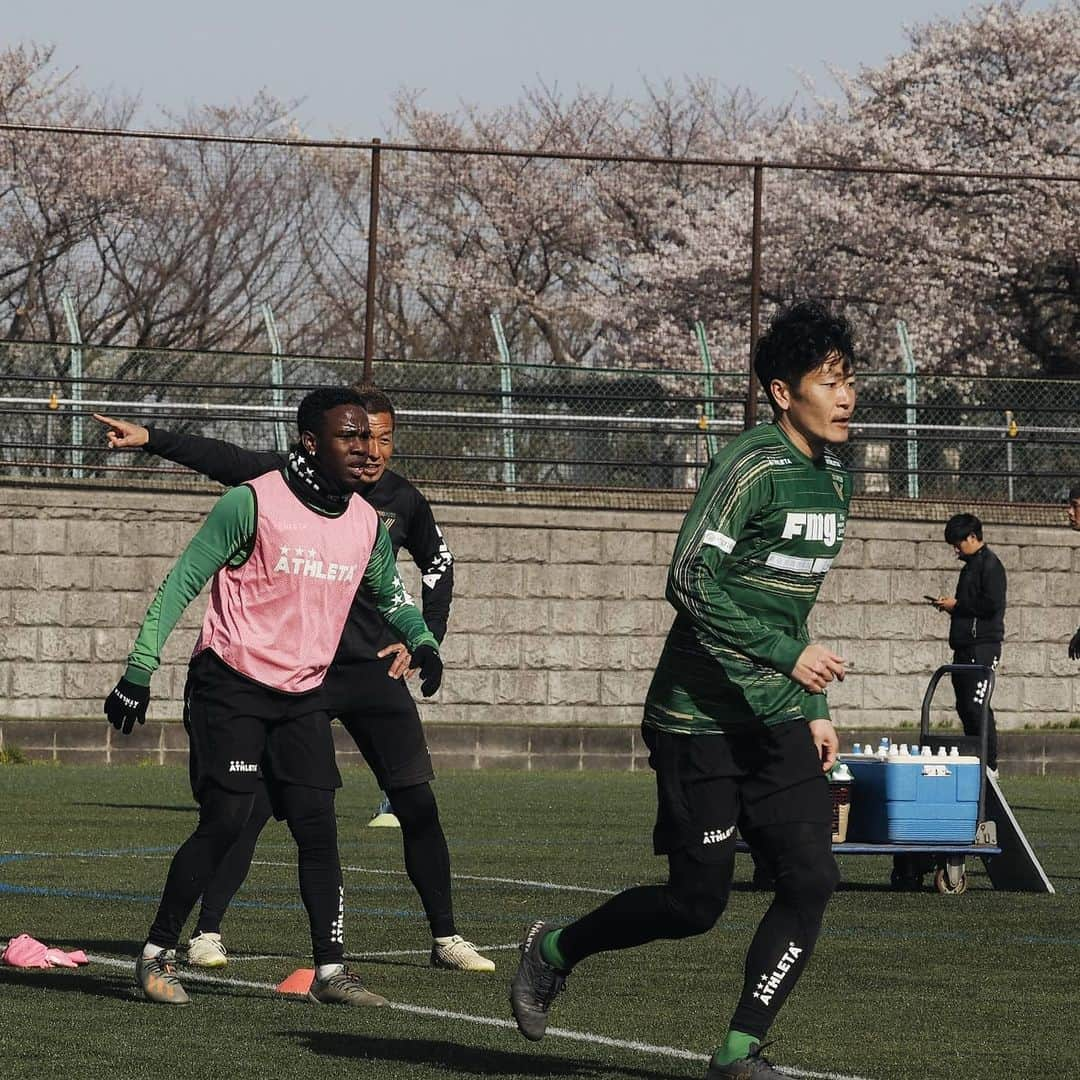 東京ヴェルディさんのインスタグラム写真 - (東京ヴェルディInstagram)「今日は暖かい中でのトレーニングでした。ヴェルディグラウンドのまわりの桜もほぼ満開🌸桜背景のトレーニングの様子です。  今日のTwitterでのライブ配信は見ていただけたでしょうか。 最後の1枚は、レアンドロ選手がライブ配信のカメラに手を振っているところです😆🖐 . . #レアンドロ  #leandro  #阿野真拓  #クレビーニョ #klebinho #端戸仁 #井出遥也  #近藤直也  #マテウス #matheus  #藤本寛也 #山下諒也  #井上潮音 #中野雅臣  #桜  #東京ヴェルディ #ヴェルディ  #tokyoverdy #verdy #東京 #tokyo」3月27日 0時12分 - tokyo_verdy