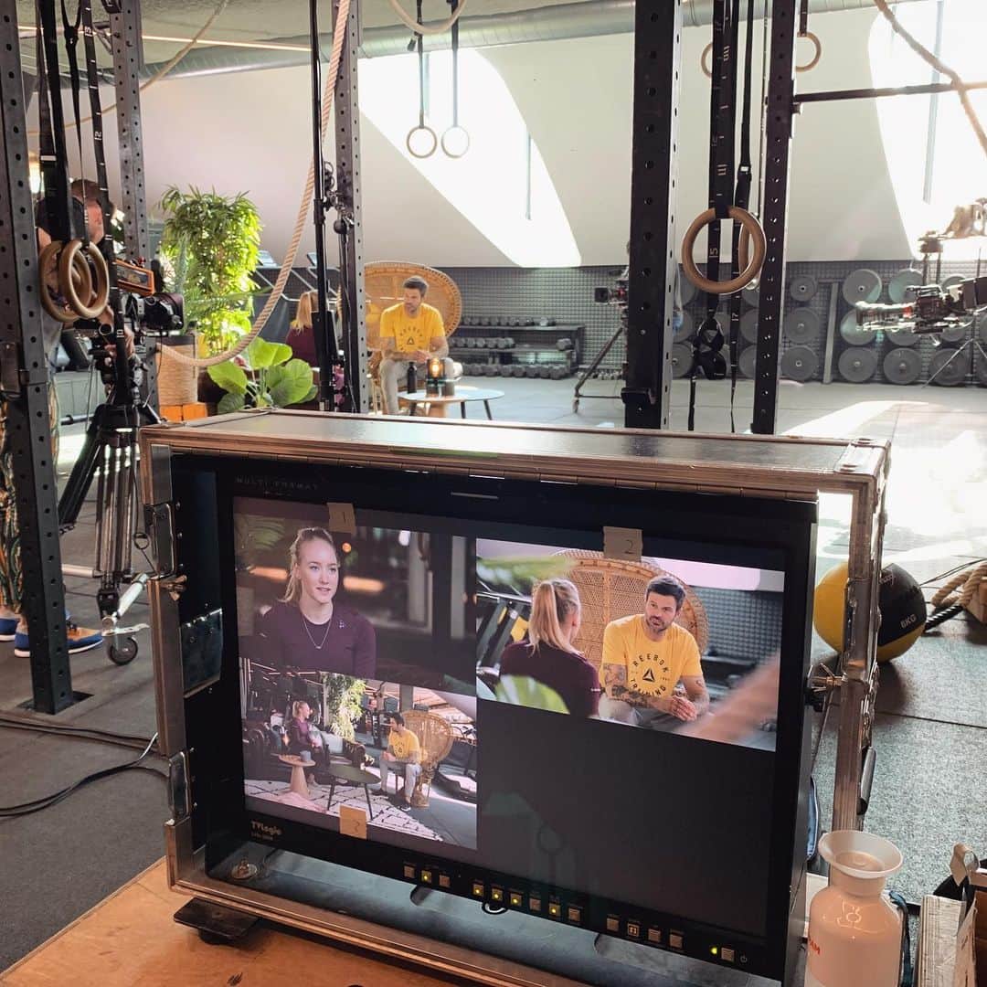 リーケ・ウェイファースさんのインスタグラム写真 - (リーケ・ウェイファースInstagram)「Super leuke work-out met Arie gedaan, op gepaste afstand een training opgenomen voor de mensen die thuis lekker actief willen blijven! Het nieuwe programma V-GYM, binnenkort te zien op Videoland! #workoutroutine #keepdistance #stayfit #staybalanced #soon #videoland」3月27日 0時23分 - liekewevers