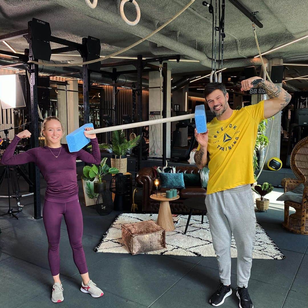 リーケ・ウェイファースのインスタグラム：「Super leuke work-out met Arie gedaan, op gepaste afstand een training opgenomen voor de mensen die thuis lekker actief willen blijven! Het nieuwe programma V-GYM, binnenkort te zien op Videoland! #workoutroutine #keepdistance #stayfit #staybalanced #soon #videoland」