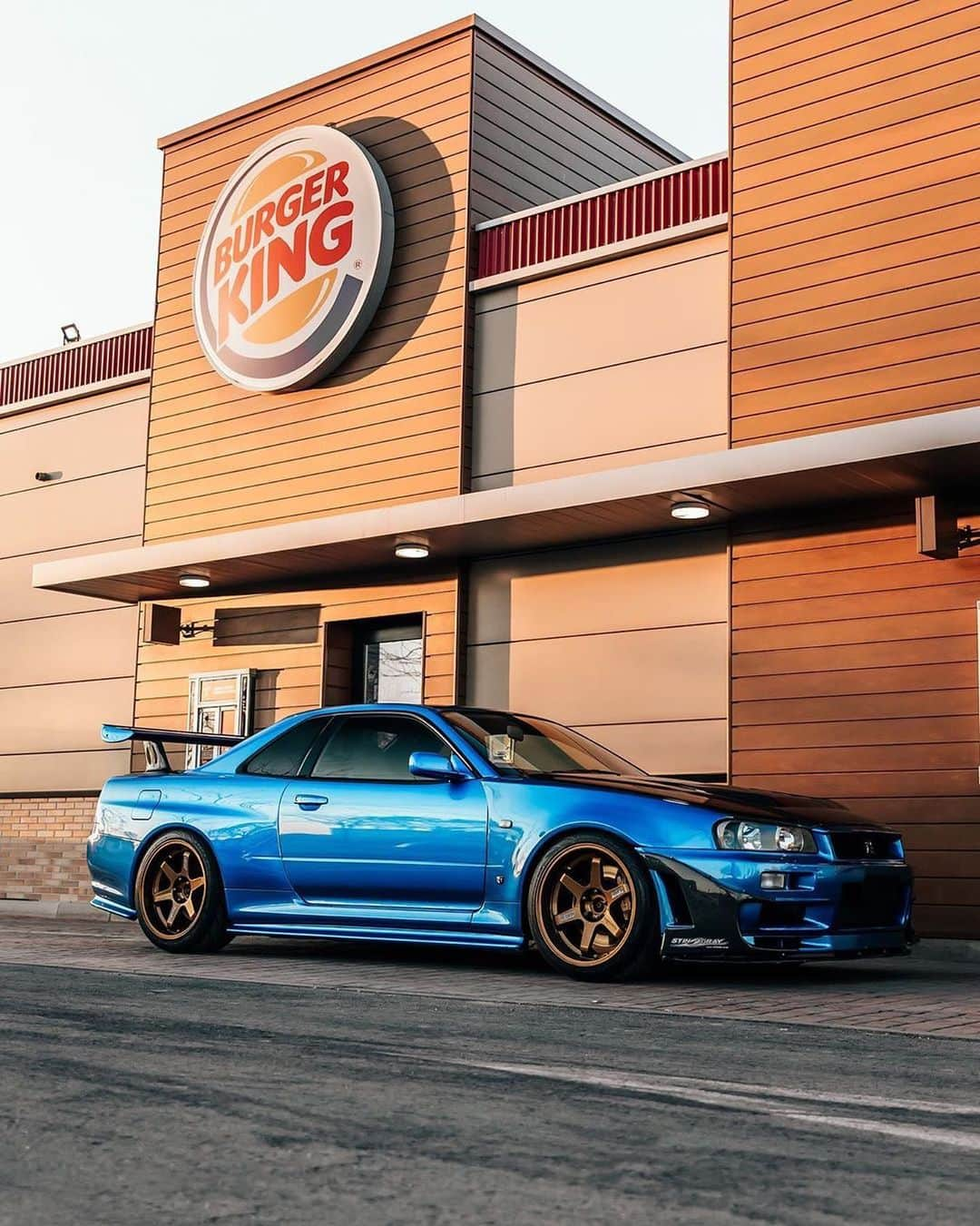 CARLiFESTYLEさんのインスタグラム写真 - (CARLiFESTYLEInstagram)「What’s your favorite fast food during this time? 🦠 Photo by @airmadrid | #StayHome #R34GTR」3月27日 0時25分 - carlifestyle