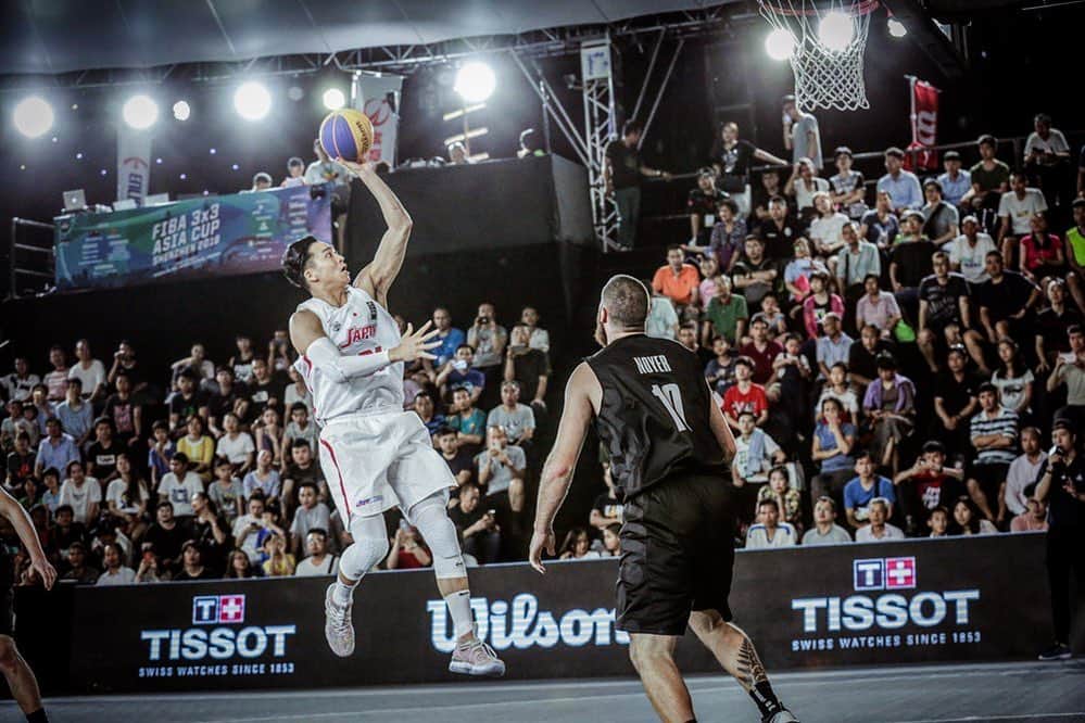 落合知也のインスタグラム：「東京オリンピック延期。日本代表に入り、オリンピックの舞台に立つ事を目標に、全てを懸けてきました。この想いは決して変わる事なく、目標がブレる事はない。 そしてこの3x3という競技は東京オリンピック新種目でありながらマイナースポーツ。期間が伸びたからこそ、世の中のみんなに知ってもらえるチャンスだと思う。 全てをポジティブに、目標まで一つ一つ準備をして更なるパワーアップに繋げていきます！ そしていま世界中で大変な出来事が起きていますが、健康で安全な日常を取り戻す為にもみんなで助け合い、しっかりとウィルス対策をしていきましょう。絶対に打ち勝ちましょう！！！」