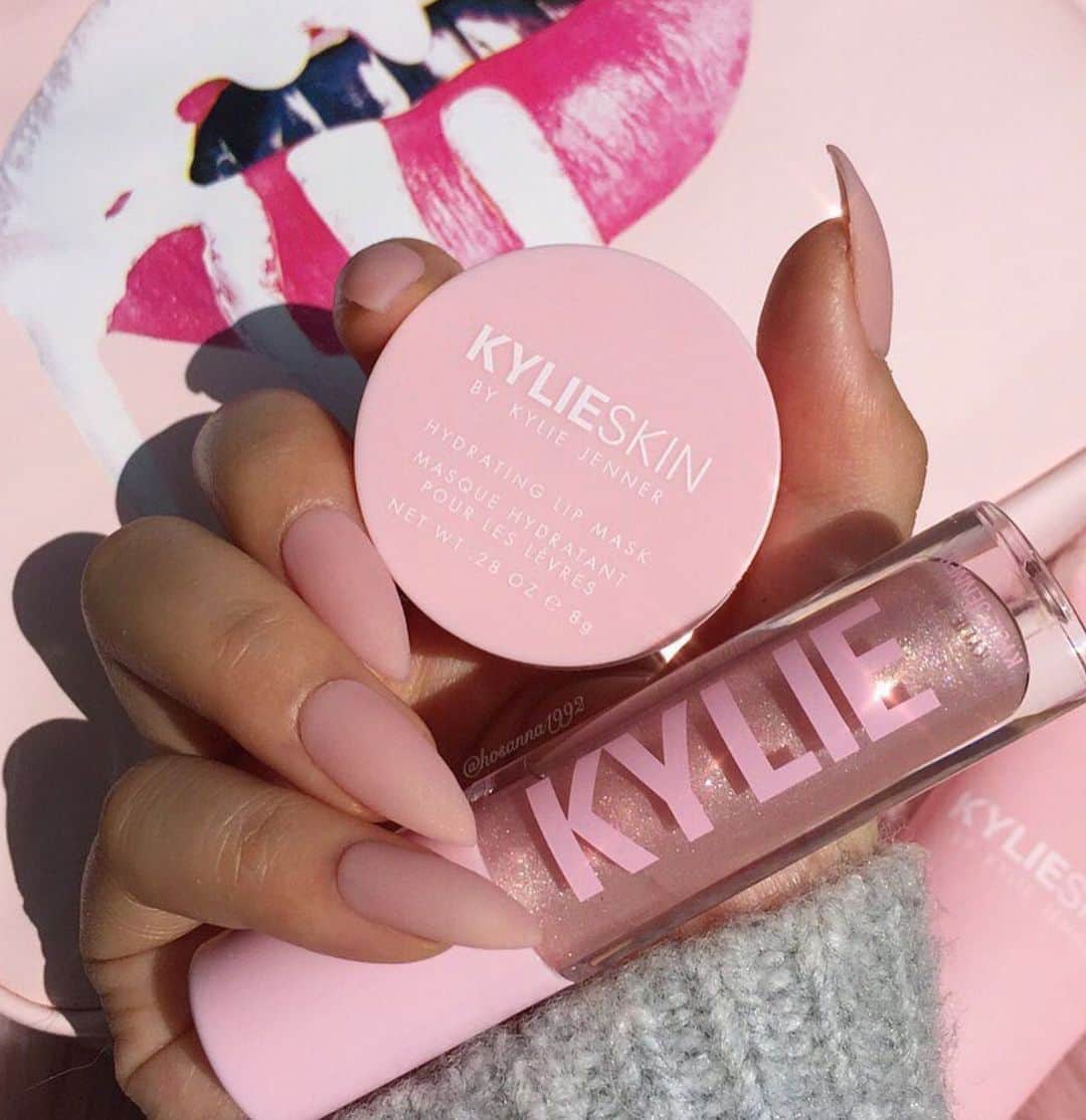 Kylie Cosmeticsさんのインスタグラム写真 - (Kylie CosmeticsInstagram)「the perfect match 💋 pair your favorite kylie lip color with @kylieskin hydrating lip mask! pic by @hosanna1992 💕 KylieSkin.com」3月27日 0時40分 - kyliecosmetics