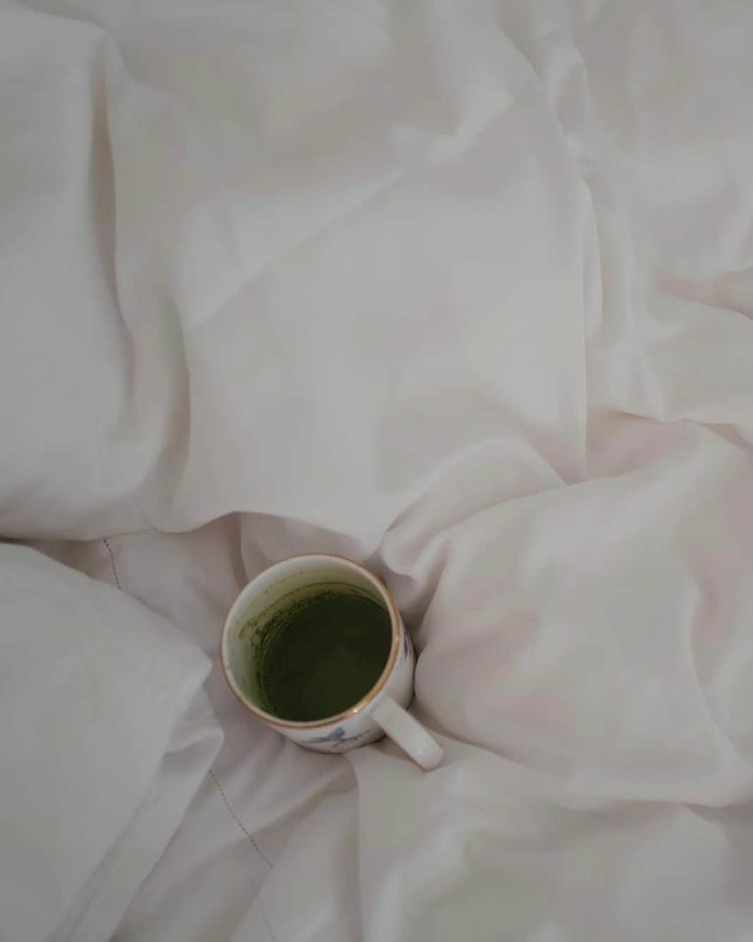 ロージー・ハンティントン＝ホワイトリーさんのインスタグラム写真 - (ロージー・ハンティントン＝ホワイトリーInstagram)「Matcha in the morning, always」3月27日 0時44分 - rosiehw