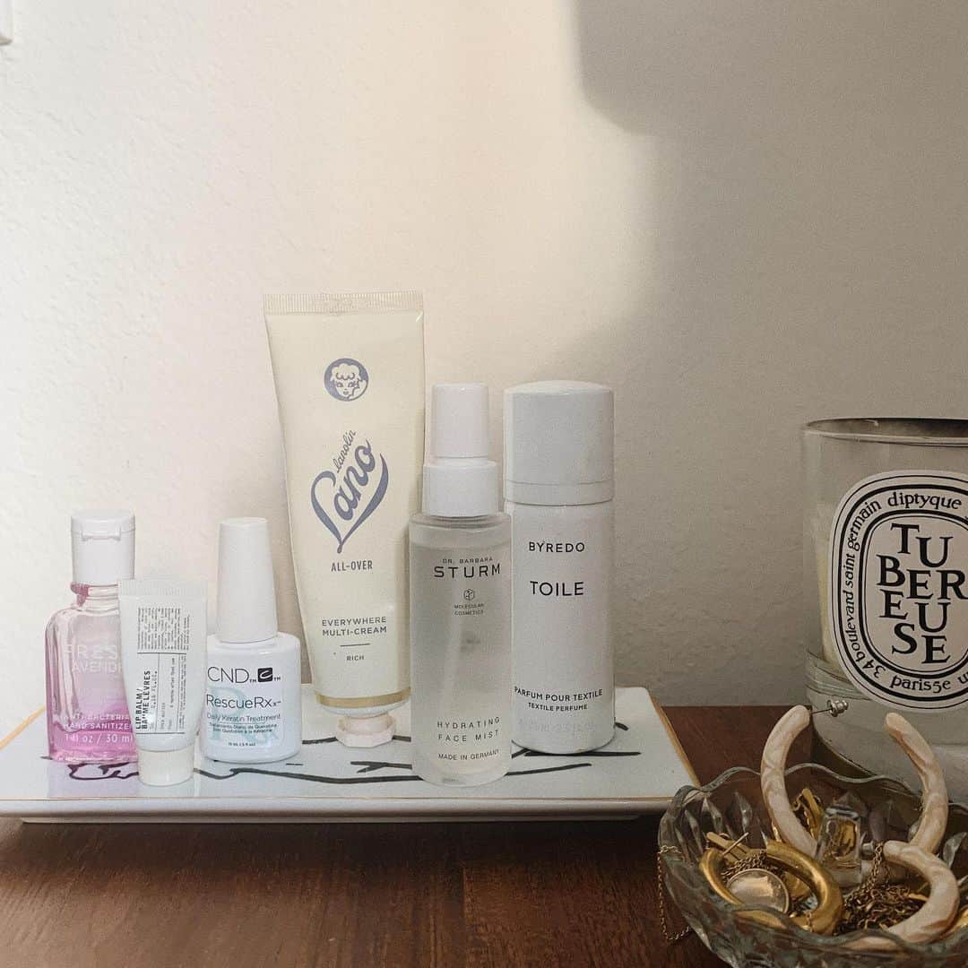 ダニエル・パナベイカーのインスタグラム：「The latest addition to my bedside table products: hand sanitizer 🙃」