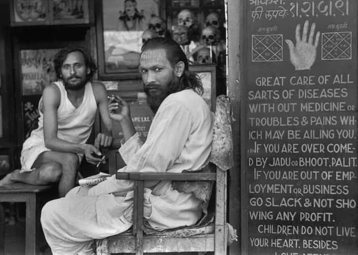 Meganさんのインスタグラム写真 - (MeganInstagram)「Sign us up 💫 An astrologer's shop in Maharashtra, India, 1947 〰 Henri Cartier-Bresson #henricartierbresson」3月26日 15時55分 - zanzan_domus