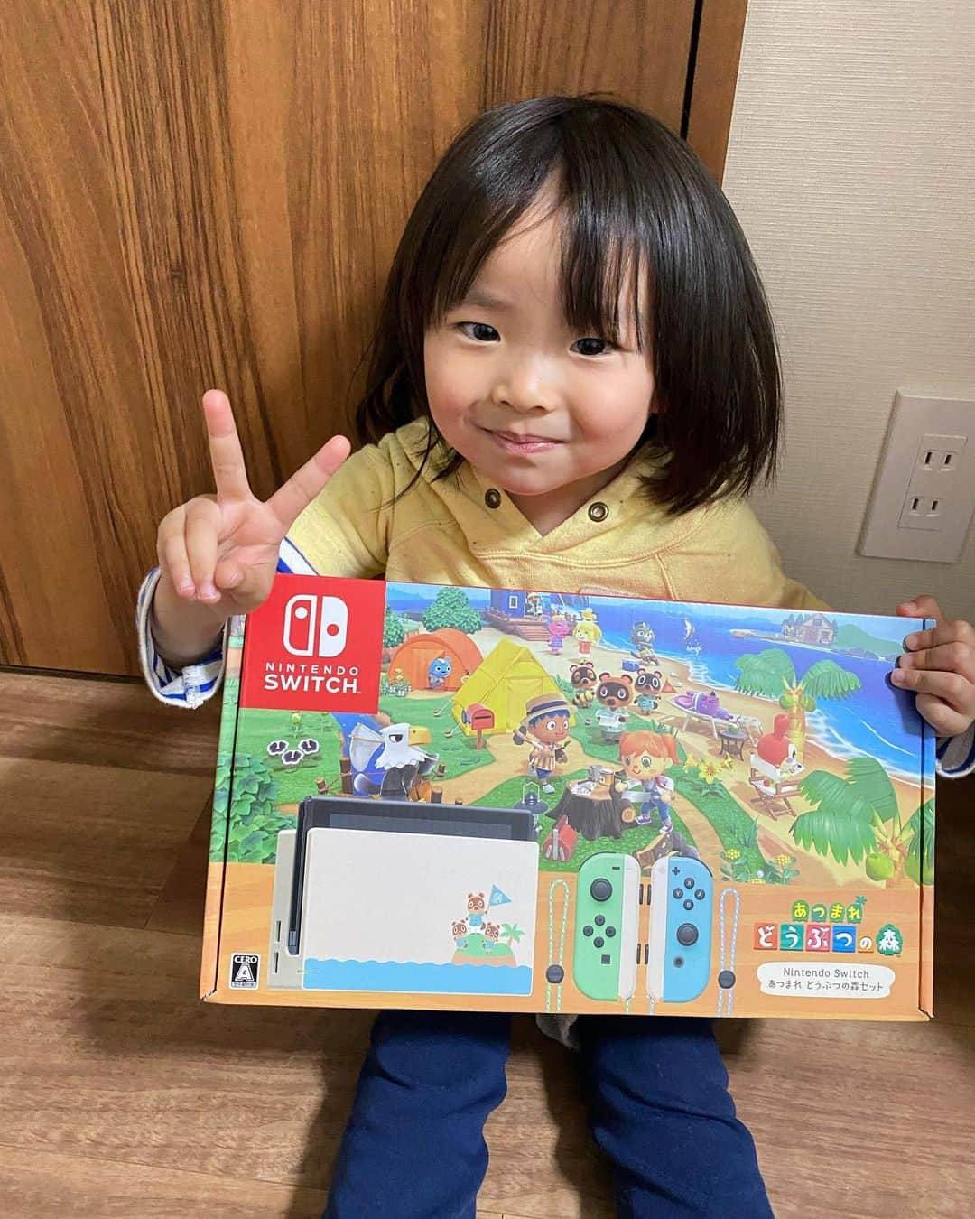 春木開さんのインスタグラム写真 - (春木開Instagram)「コロナに負けるな！！ Switch+動物の森をプレゼント🎁  様々なものが自粛になり 世全体が麻痺している  何もしないのが1番のリスクヘッジという状況でSNSで不用意な発信もできない  気付けば気持ち的にも経済的も酷く落ち込み どうするのが正解なのか いつまで続くのか誰にも分からない ただこの空気に飲まれてはいけないと思う  勿論ウイルス感染対策は大前提とした上で 気持ちまで自粛する必要は全くない  皆が"楽しい"を発信しそれを歓迎し 今できる'楽しい'で経済を回し 世を明るくしていきたい  ということでまずは Switch+動物の森5名に配ります  参加条件　この画像と @haruki.kai  フォロー/ストーリータグ付けで皆の'ポジティブ'を 拡散してください ハッシュタグ #コロナに負けるな #ポジティブは連鎖する  写真は4個ですが5個配ります。 ※もう一つはあんぱんさんの娘の唯愛ちゃんに配りました。  #第一弾コロナに負けるな企画 #switch #どうぶつの森 #Twitterからもok #第二弾もやるかもなので #皆が楽しくなる要望沢山コメントしてね #今回の企画も皆様のコメントから始まりました」3月26日 15時58分 - haruki.kai