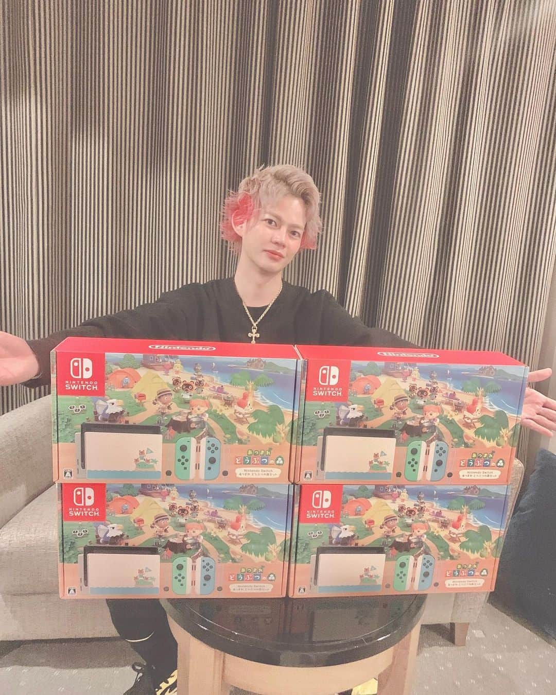 春木開さんのインスタグラム写真 - (春木開Instagram)「コロナに負けるな！！ Switch+動物の森をプレゼント🎁  様々なものが自粛になり 世全体が麻痺している  何もしないのが1番のリスクヘッジという状況でSNSで不用意な発信もできない  気付けば気持ち的にも経済的も酷く落ち込み どうするのが正解なのか いつまで続くのか誰にも分からない ただこの空気に飲まれてはいけないと思う  勿論ウイルス感染対策は大前提とした上で 気持ちまで自粛する必要は全くない  皆が"楽しい"を発信しそれを歓迎し 今できる'楽しい'で経済を回し 世を明るくしていきたい  ということでまずは Switch+動物の森5名に配ります  参加条件　この画像と @haruki.kai  フォロー/ストーリータグ付けで皆の'ポジティブ'を 拡散してください ハッシュタグ #コロナに負けるな #ポジティブは連鎖する  写真は4個ですが5個配ります。 ※もう一つはあんぱんさんの娘の唯愛ちゃんに配りました。  #第一弾コロナに負けるな企画 #switch #どうぶつの森 #Twitterからもok #第二弾もやるかもなので #皆が楽しくなる要望沢山コメントしてね #今回の企画も皆様のコメントから始まりました」3月26日 15時58分 - haruki.kai