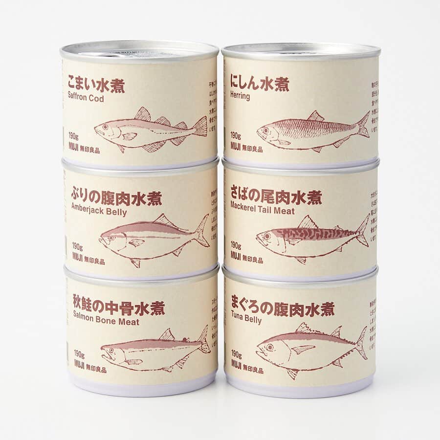 無印良品さんのインスタグラム写真 - (無印良品Instagram)「【新商品】魚の水煮缶 - おいしいのに、加工のしづらさや食べづらさといった理由で活用されていない魚や部位を生かした6種類の缶詰ができました。 ‐ きっかけは無印良品の冷凍食品をつくっている魚加工工場。スモークサーモンをつくるときに出る鮭の中骨部分が商品開発担当者の目に留まりました。まだまだ身がついているのに骨と身をわけるのに時間と手間がかかるため活用されていない。また、さば缶をつくる別の工場では、見た目の良さや重量のコントロールがしやすいことから、丸い胴の部分ばかりが使われ、尾に近い部分は身がついていても活用されていませんでした。これらを商品として生かしたのが「秋鮭の中骨水煮」、「さばの尾肉水煮」です。ほかの4種類の商品にもそれぞれ、その素材を選んだ理由があります。 - 缶詰は、高温高圧で加熱すると圧力鍋で調理したときと同じような状態になり、本来は食べることがむずかしい骨までやわらかくいただけます。骨の旨味がたっぷりしみ出た煮汁も出汁として使えます。 ‐ 缶側面の魚のイラストが目印です。缶に書いてある素材の由来といっしょにご覧ください。 - #無印良品 #MUJI #缶詰 #缶詰め #魚 #水煮魚 #にしん #ニシン #こまい #さば #サバ #鯖 #秋鮭 #さけ #サケ #しゃけ #シャケ #鮭 #まぐろ #マグロ #鮪 #ぶり #ブリ #鰤」3月26日 16時10分 - muji_global