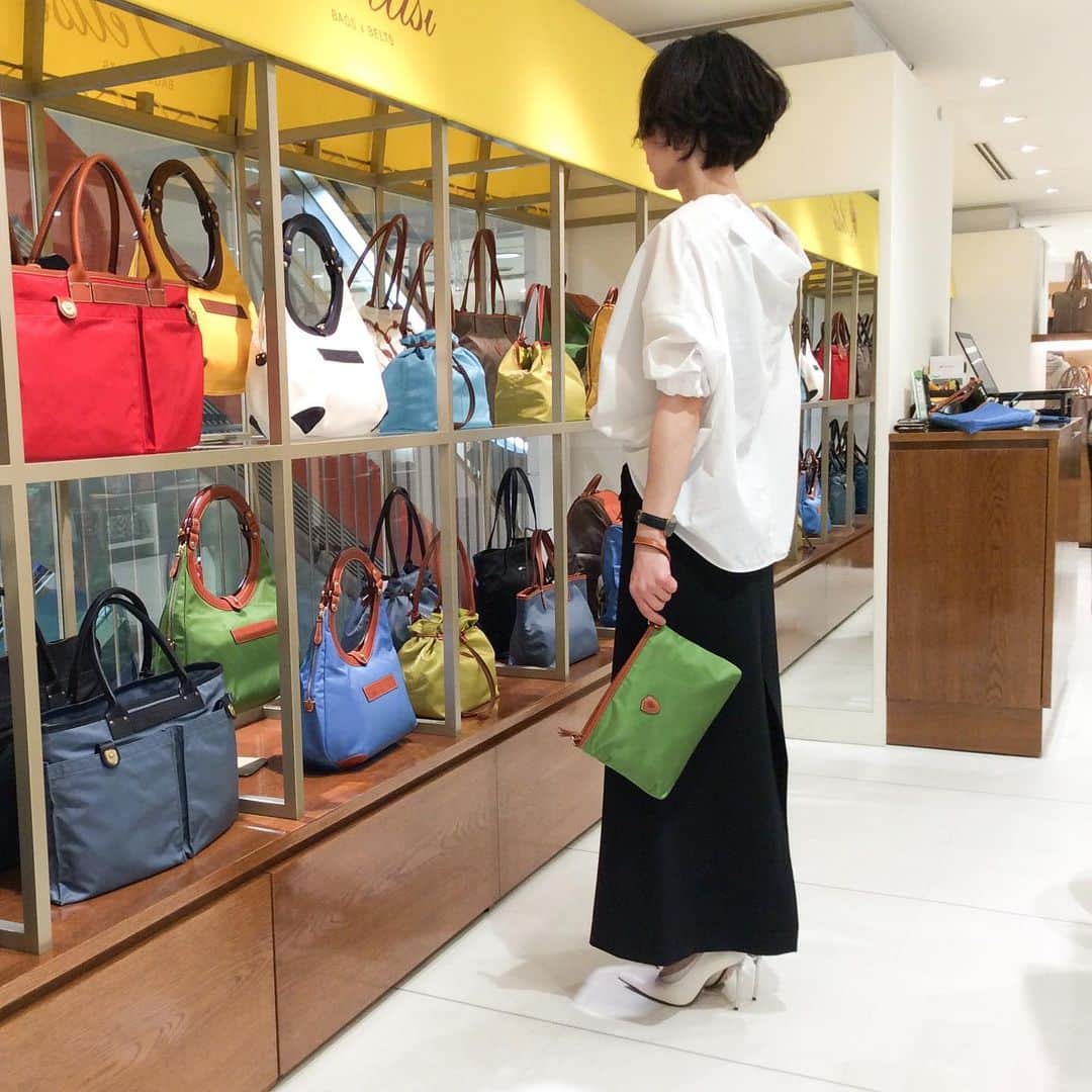 Felisi Japan 〔フェリージ〕さんのインスタグラム写真 - (Felisi Japan 〔フェリージ〕Instagram)「【フェリージ 熊本鶴屋店】 . 熊本鶴屋店限定モデルのショルダーバッグが入荷致しました。 . 全８色・4WAYタイプでシーンに合わせて楽しめます。今シーズンのコーディネートにアクセントをつけてお出掛けしませんか？ . ぜひ店頭へ遊びにお越しくださいませ。ご来店お待ちしております。 . Model No. 20/79/DS Price ￥36,000＋TAX . ※こちらのモデルは熊本鶴屋店のみの取り扱いとなります。詳しくは直接お店へお問い合わせください。 . 〒860-8586 熊本市中央区手取本町6ー1 鶴屋本館2F TEL:096-311-1303 . . . #felisi #bag #shoulderbag #pouch #clutchbag #limitedcolor #フェリージ #限定モデル #ショルダーバッグ #ポーチ #ミニクラッチ #4wayバッグ #熊本鶴屋 #バッグ #かばん #鞄」3月26日 16時05分 - felisi_japan