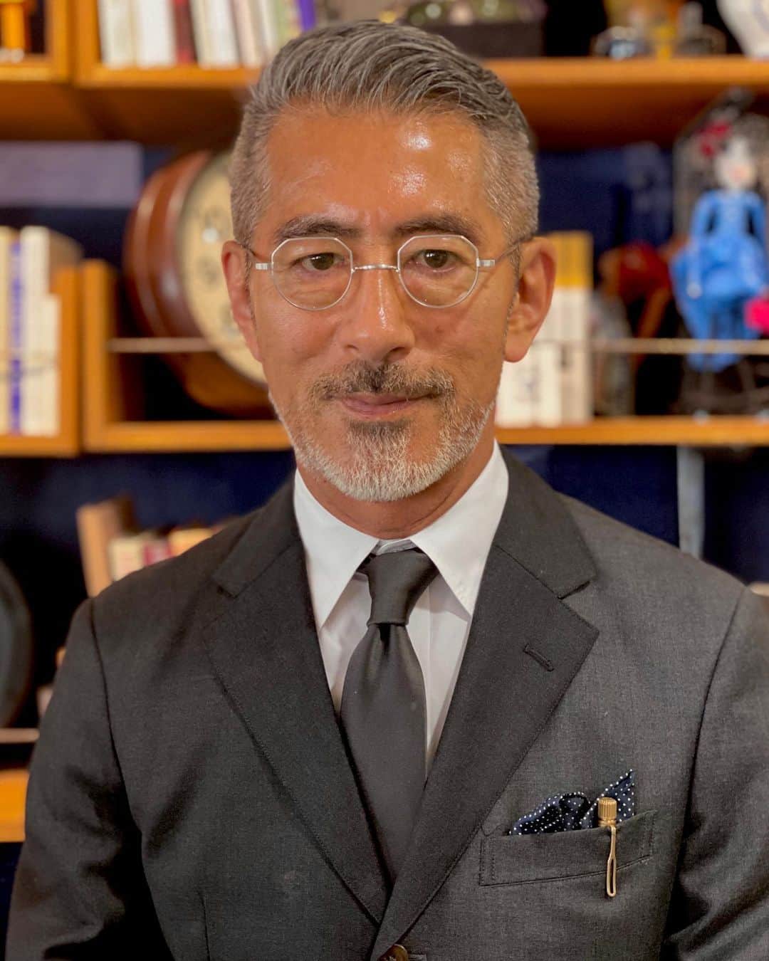のインスタグラム：「こんにちは、岡田です。4月16日にオープンする京都店を記念して2つのブランドから限定モデルが発売されます。ブランドはAHLEMとGERNOT LINDNERです。1月に放送されたNHKの番組「世界はほしいモノにあふれてる」の中でデザイナーのアーレムとパリのカフェで打ち合わせをしているシーンがありましたが、そこで話し合っていたのがこの京都店限定モデルのデザインについてです。詳しくはフィナムブログをご覧ください。  GLOBE SPECS KYOTO / グローブスペックス京都 オープン日：2020年4月16日(木)  営業時間：11:00 – 20:00（年末年始除く） 場所：京都府京都市中京区烏丸通姉小路下ル場之町586-2 新風館 1階  #フィナム @houyhnhnm_official  #globespecskyoto @globespecs_official  #eyewear @gernotlindnereyewear  #store #kyoto #opticalstore #wholesalebrand #ahlem #anneetvalentineyewear  #gernotlindner #globespecs  #lescalunetier  #lunor #laloop  #dianetaylor」