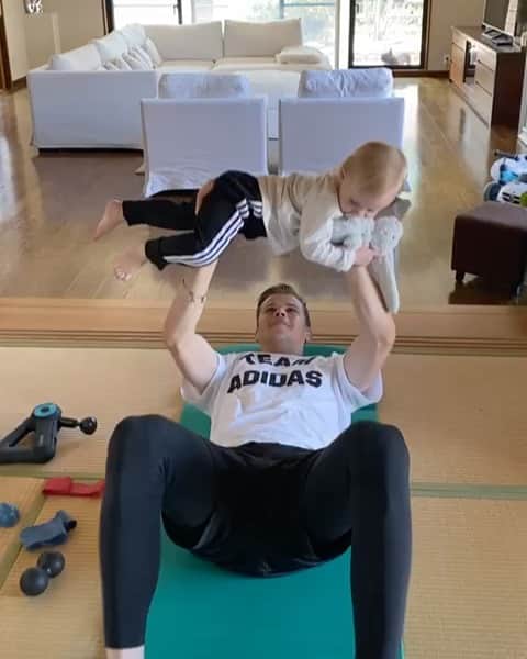 のインスタグラム：「Getting creative with my morning stretching routine during these difficult times! Stay at home! @adidas #hometeam」